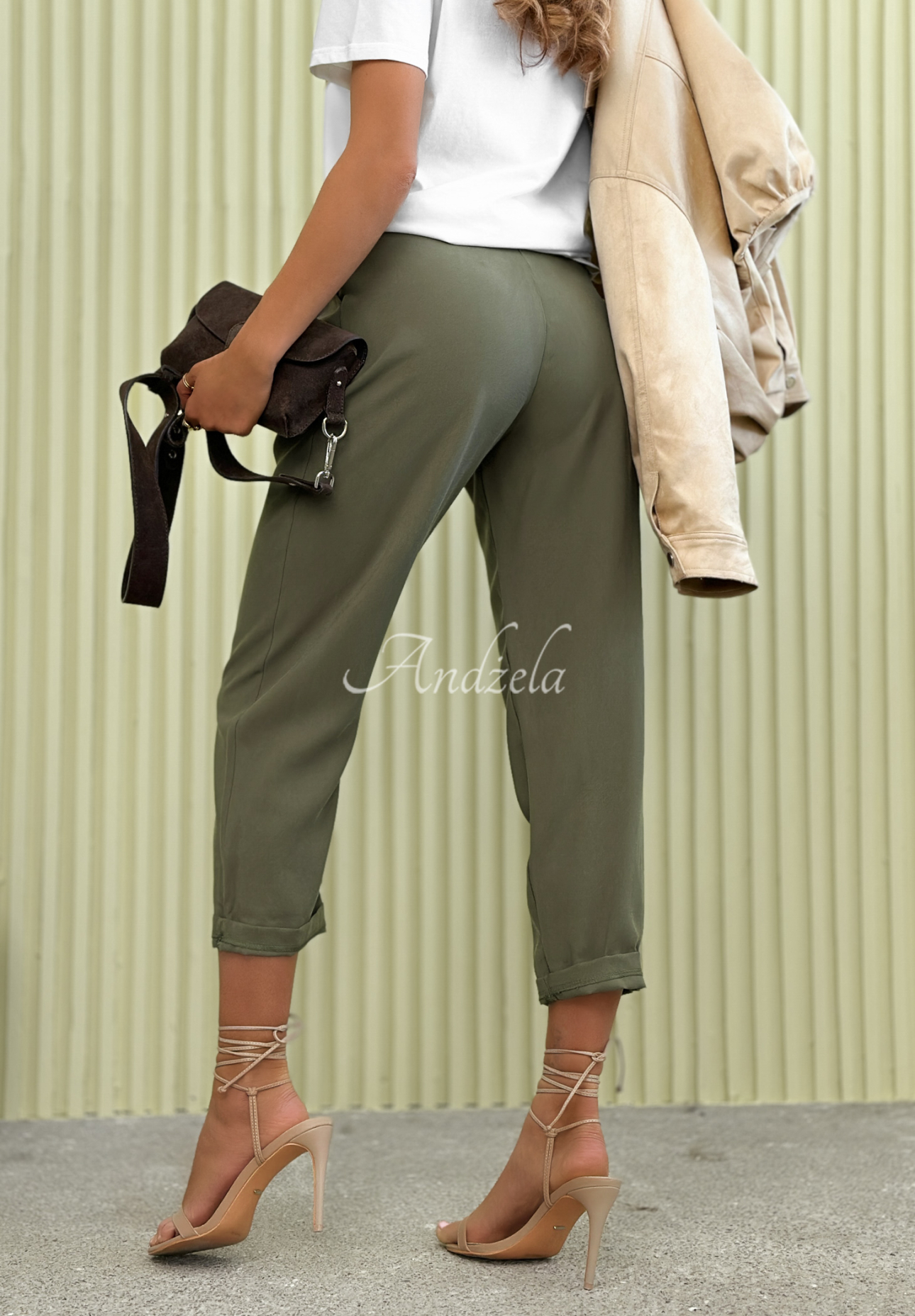 Elegantní kalhoty mom fit z viskózy s páskem Never Limit Yourself khaki