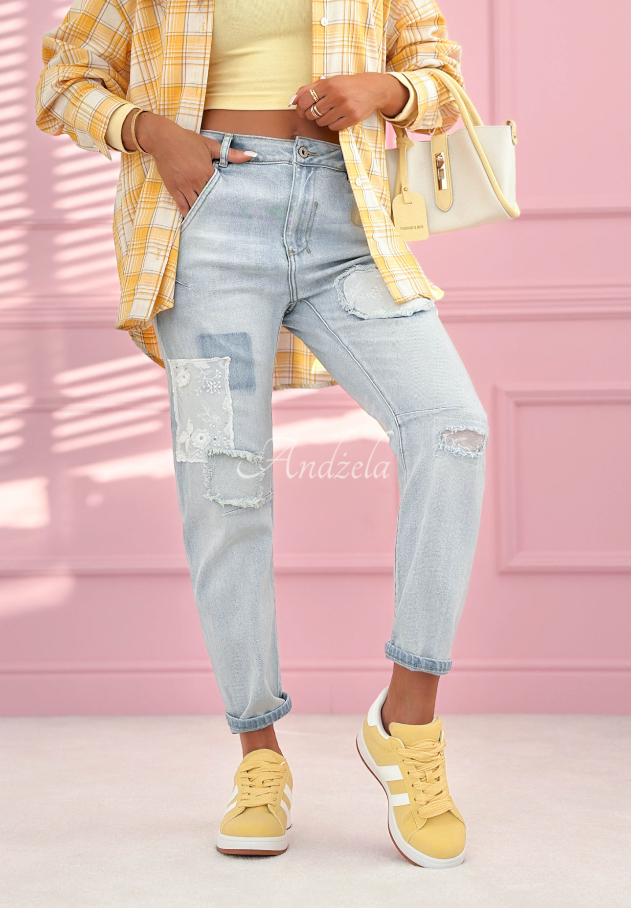 Džíny mom fit s nášivkami Like A Cutie světle modré