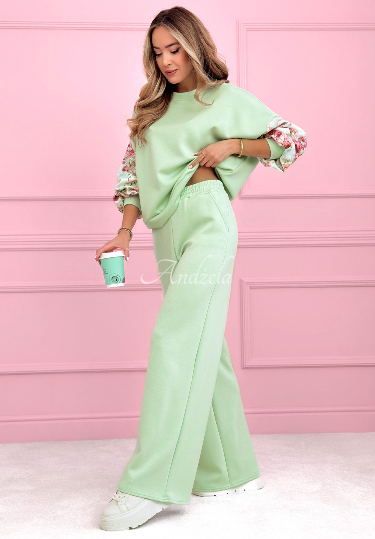 Viskózová tepláková souprava mikina a kalhoty s květovanými rukávy Just One Look pistáciový