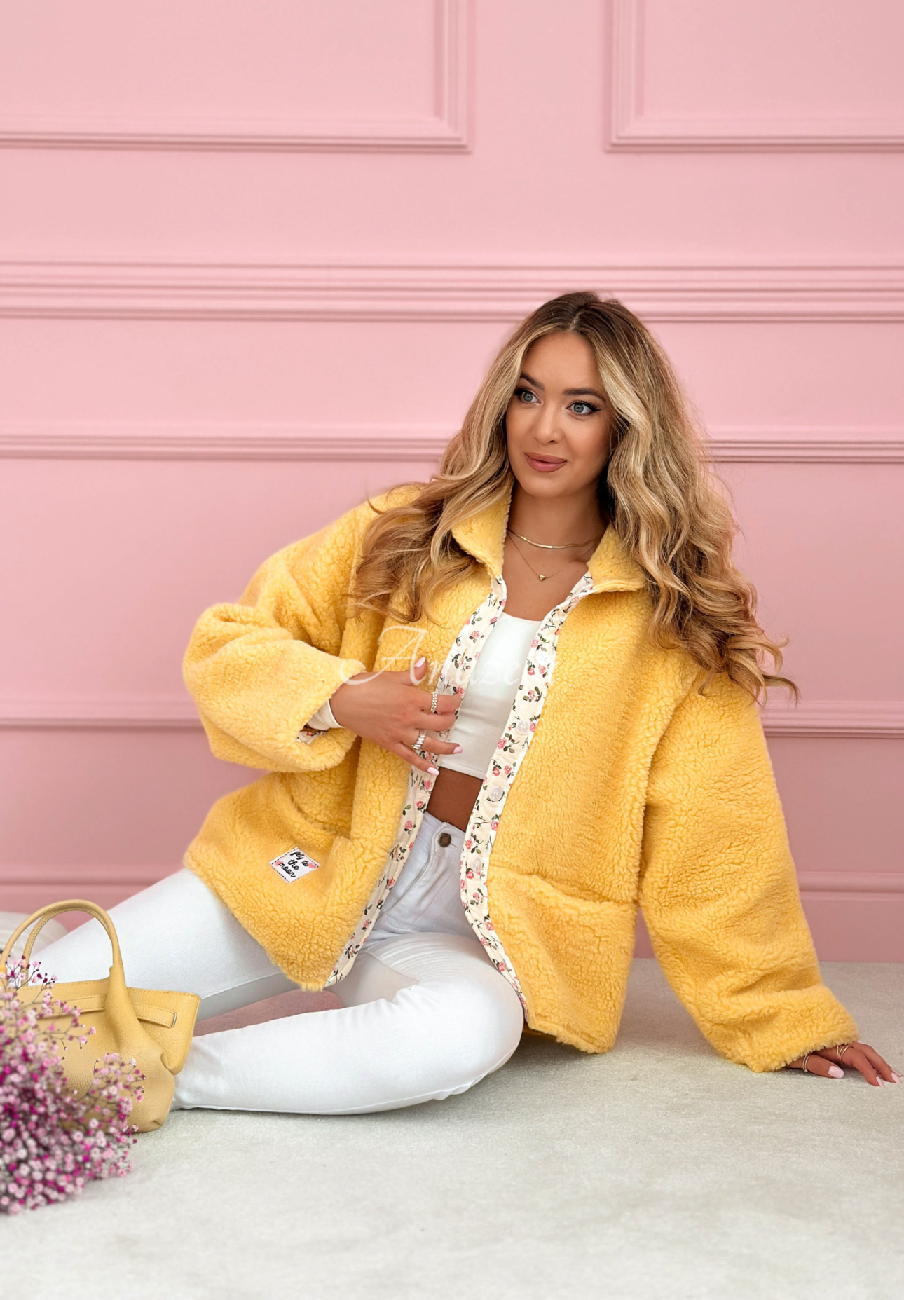 Krátká kožíšková bunda s květovanou podšívkou a vlnou Lilianna žlutá