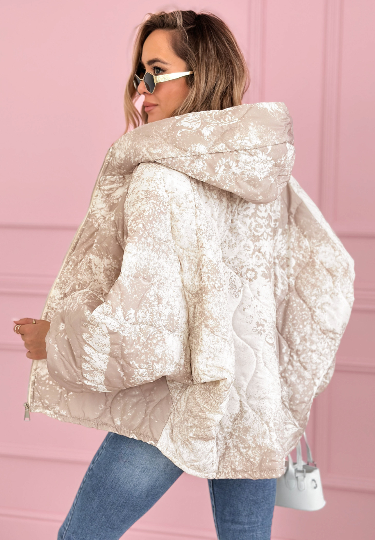 Prošívaná oversize bunda s kapucí se vzory Blooming Hope béžová