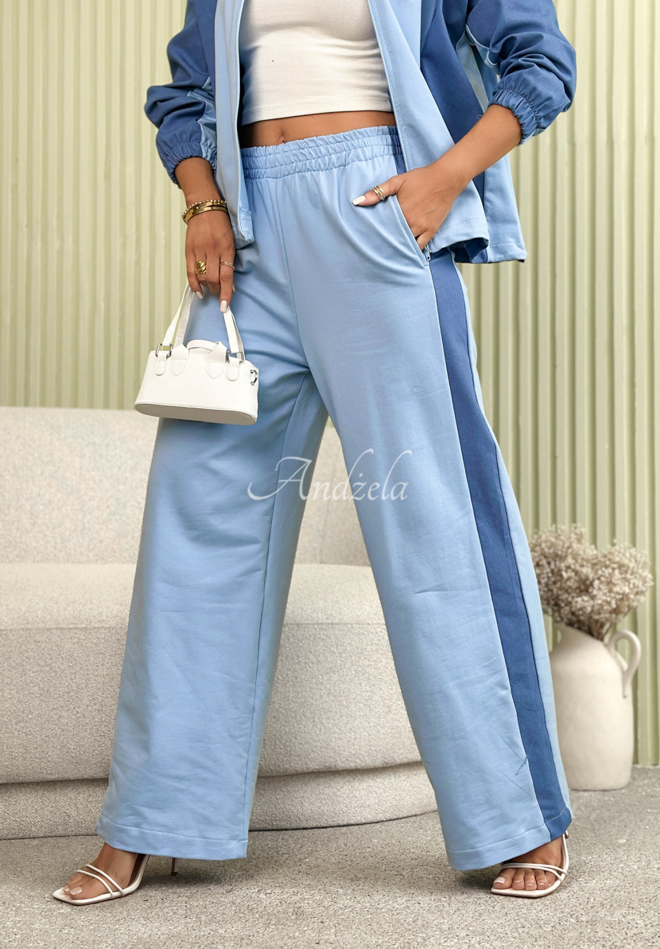 Bavlněná tepláková souprava s lampasy Spring Into Action blankytný