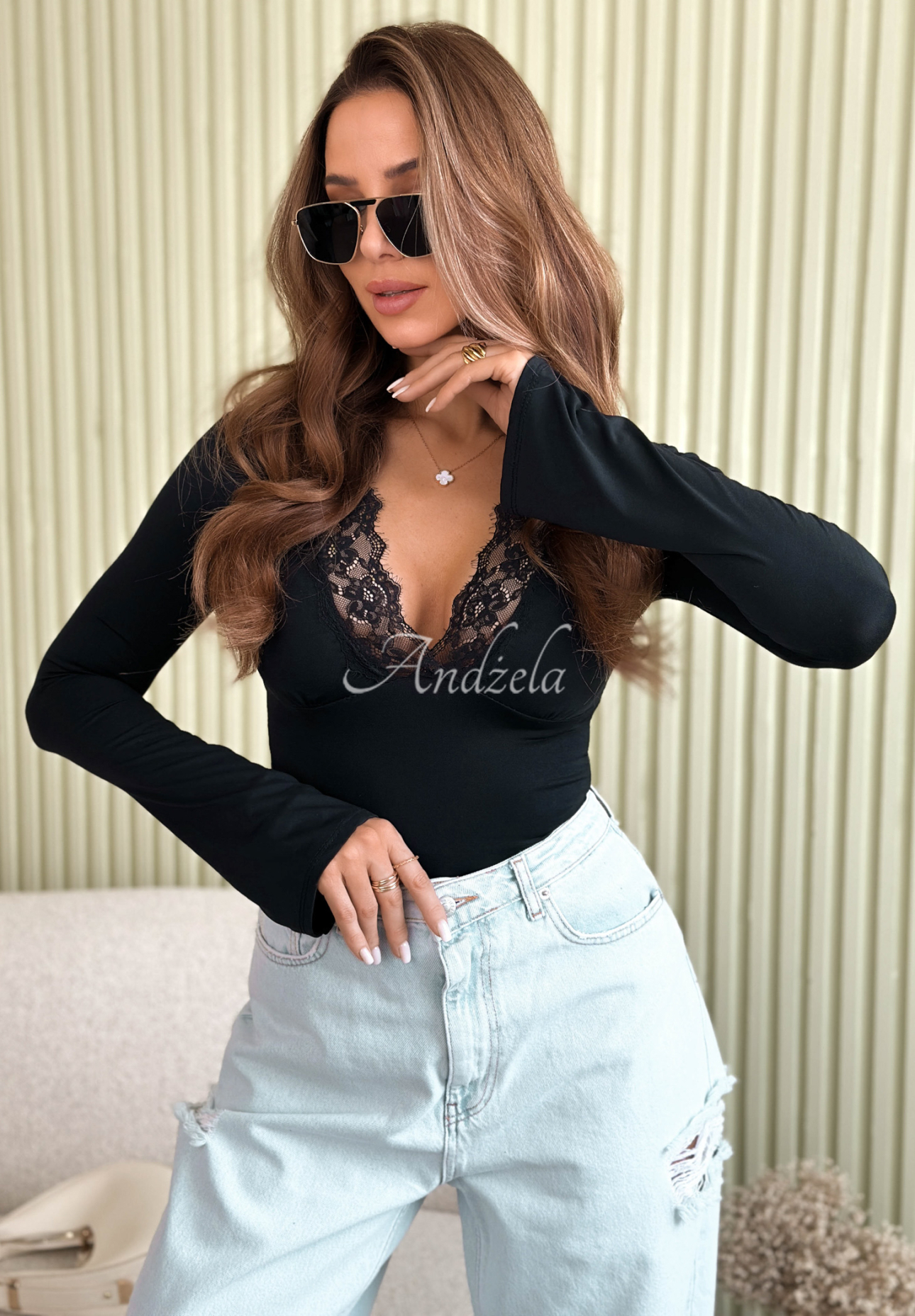 Halenka s dlouhým rukávem s výstřihem a krajkou Subtle Touch černá