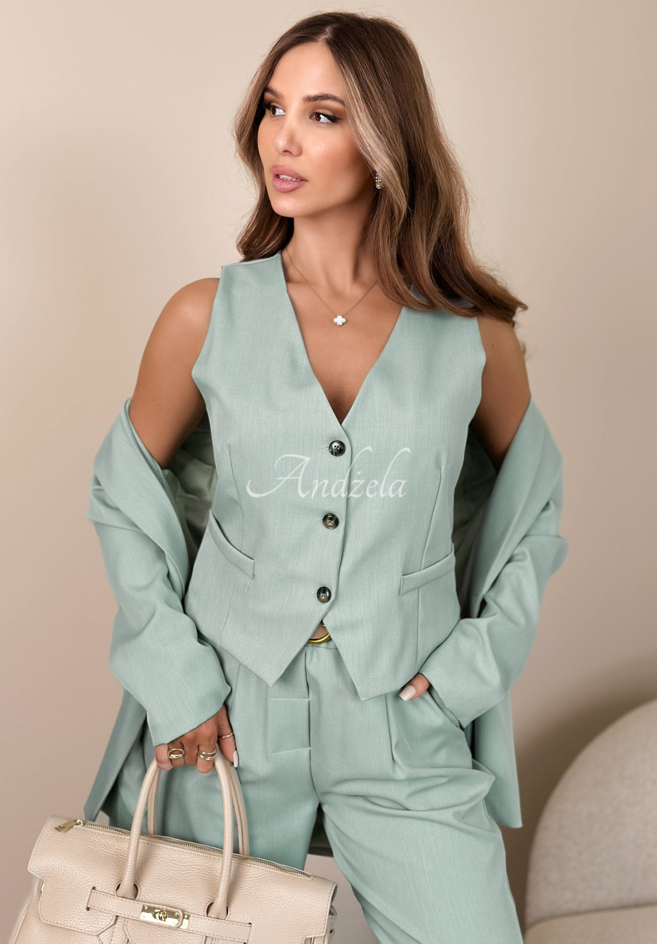 Krátká elegantní vesta Cordelia pistáciová