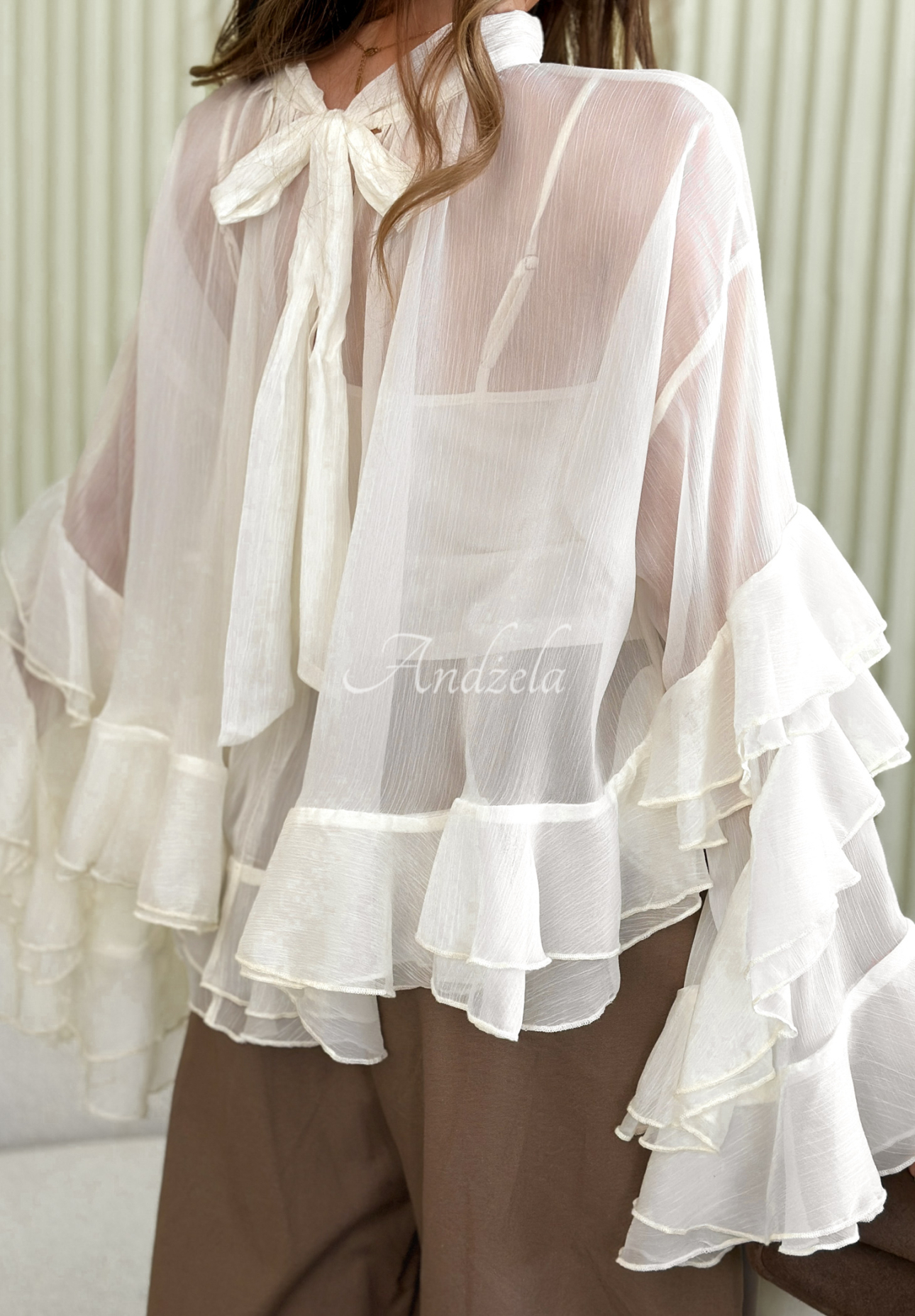 Lehká halenka se zavazováním a volánky Falling Apart ecru