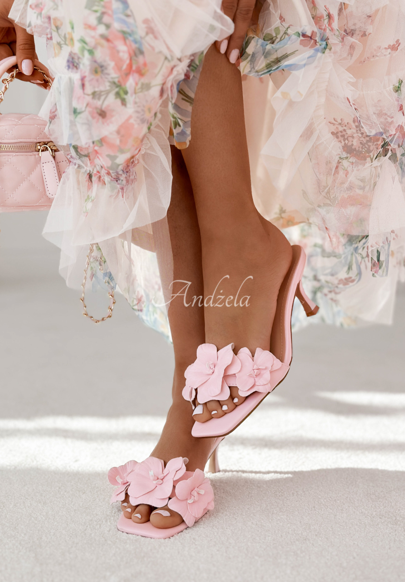 Kožené nazouváky na podpatku s květy Faina pudrová růžová