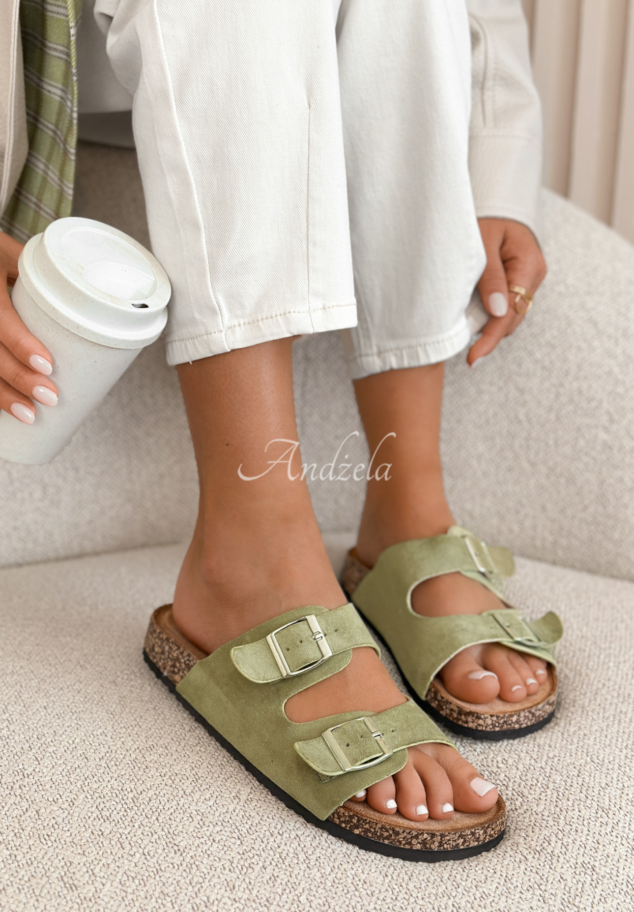 Semišové nazouváky s přezkami Cadence pistáciové