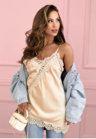 Satynowy top z koronką i asymetrycznym dołem Seductive Lace vanilkový