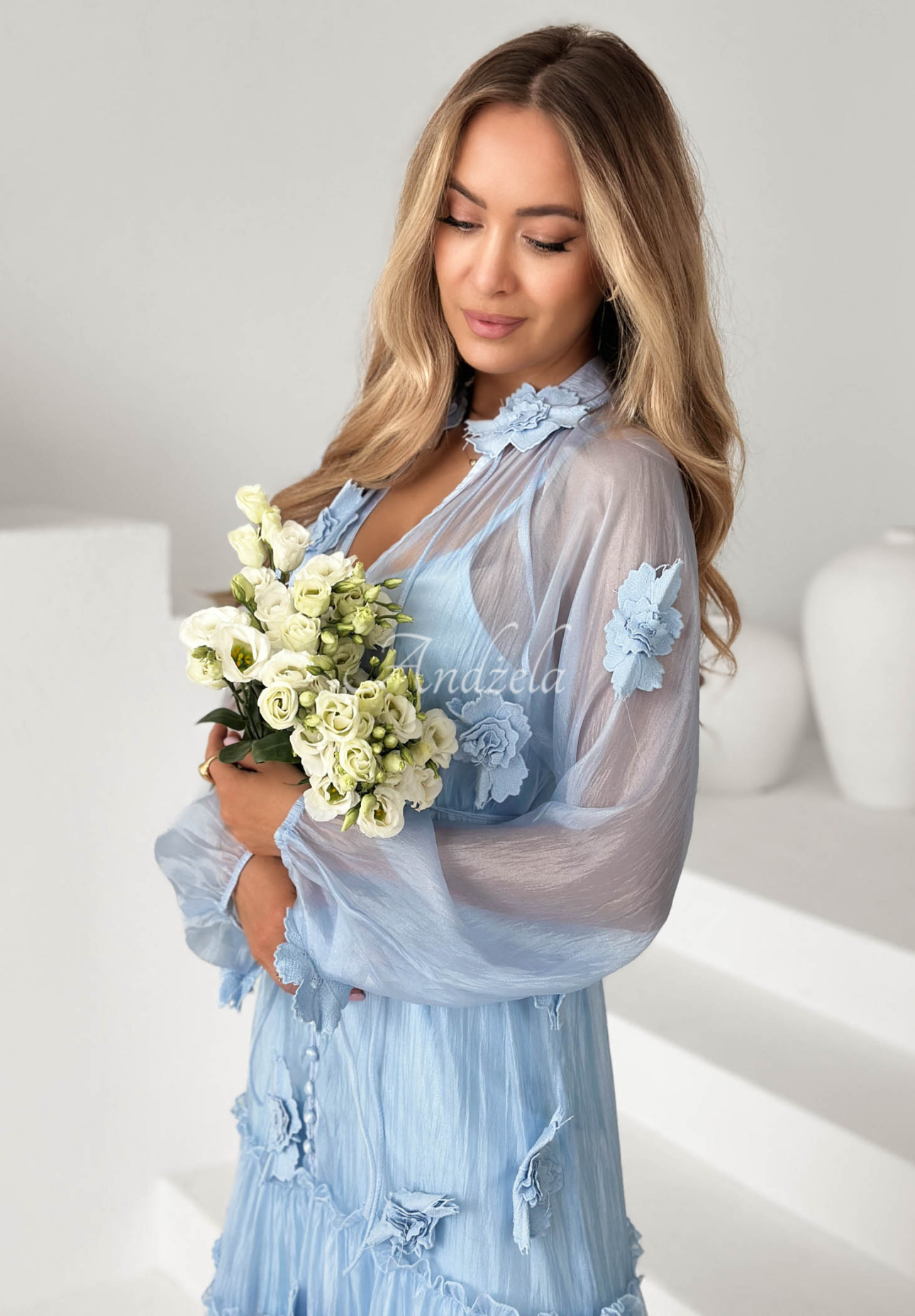 Midi šaty z tencelu s volánky a květinami Isenelle blankytná