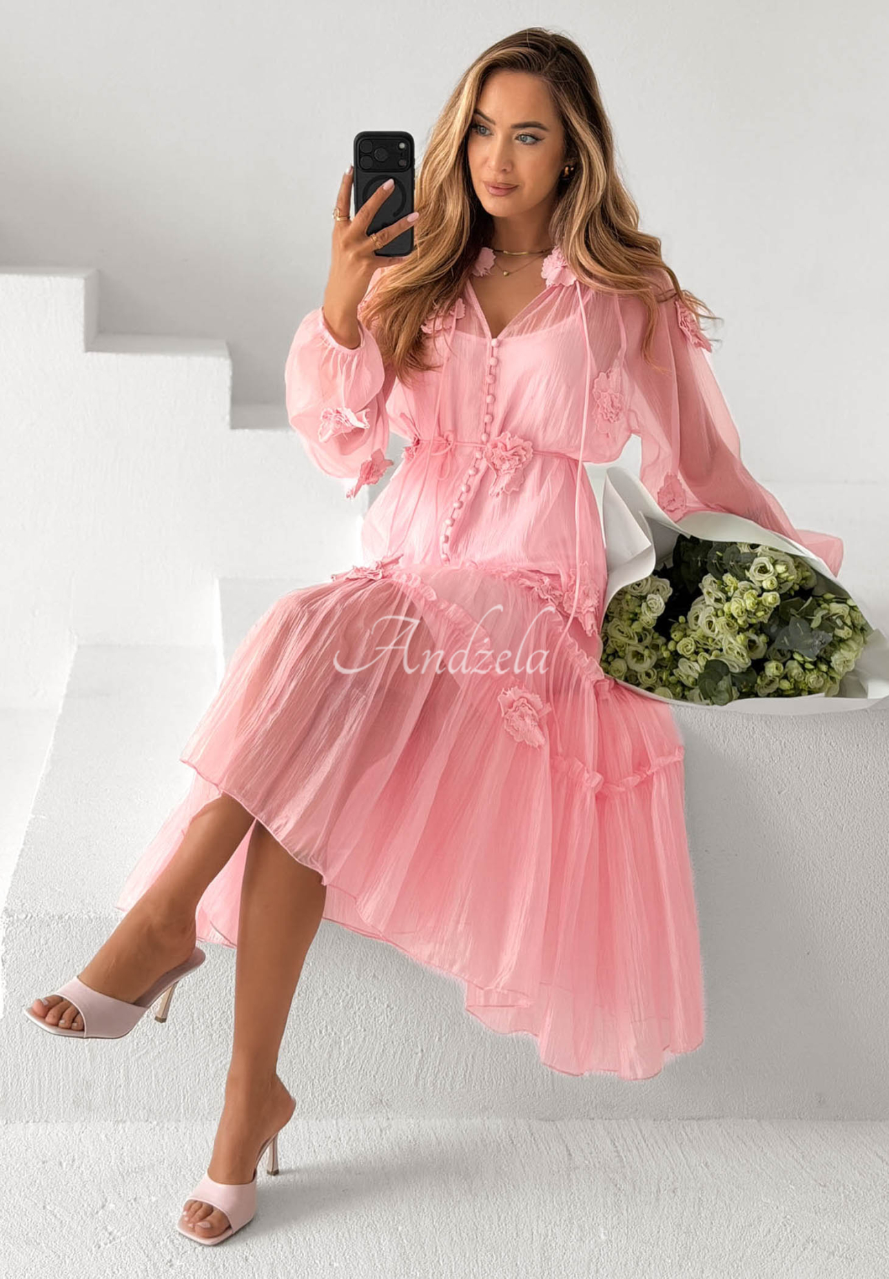 Midi šaty z tencelu s volánky a květinami Isenelle pudrová růžová