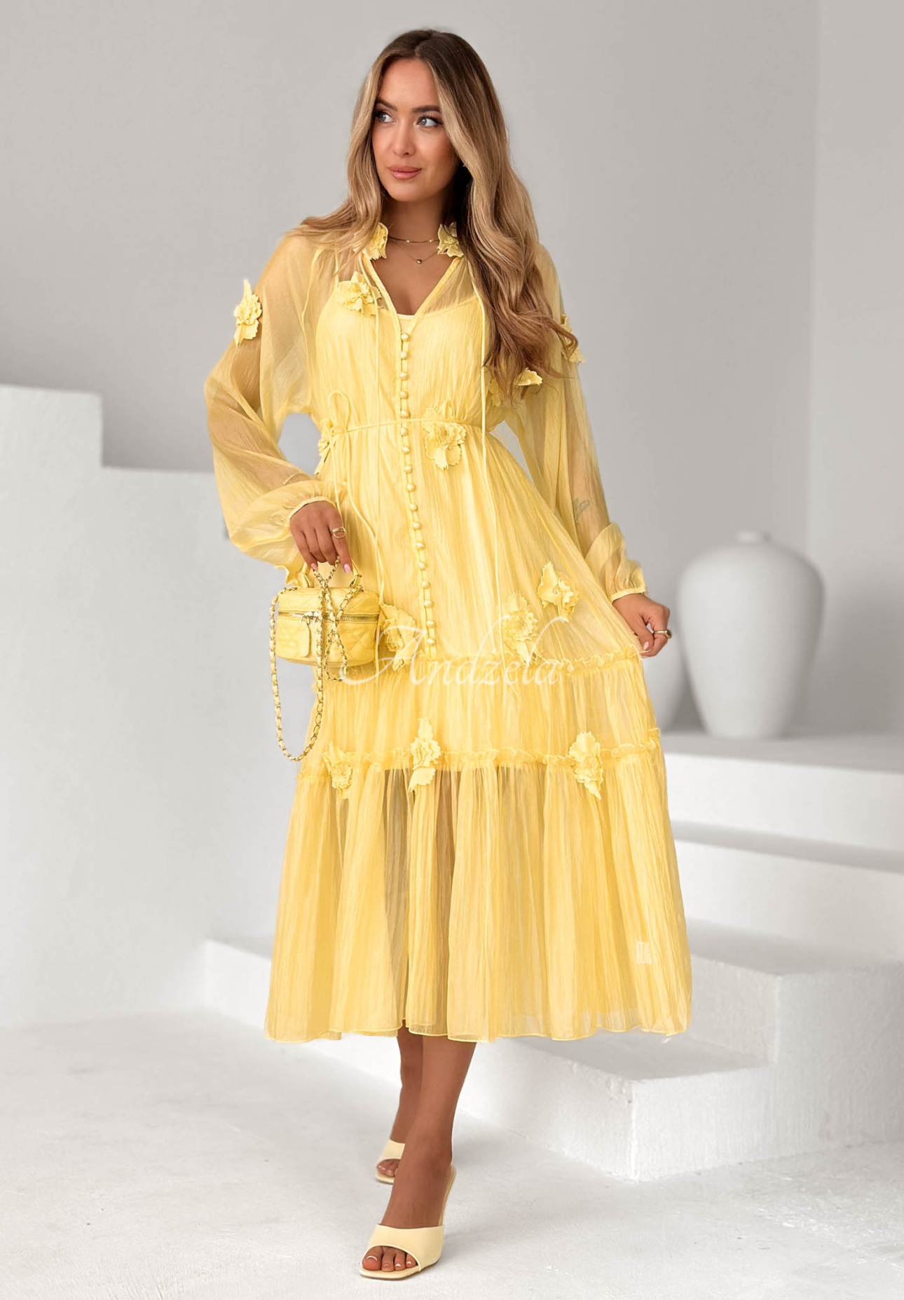 Midi šaty z tencelu s volánky a květinami Isenelle žlutá
