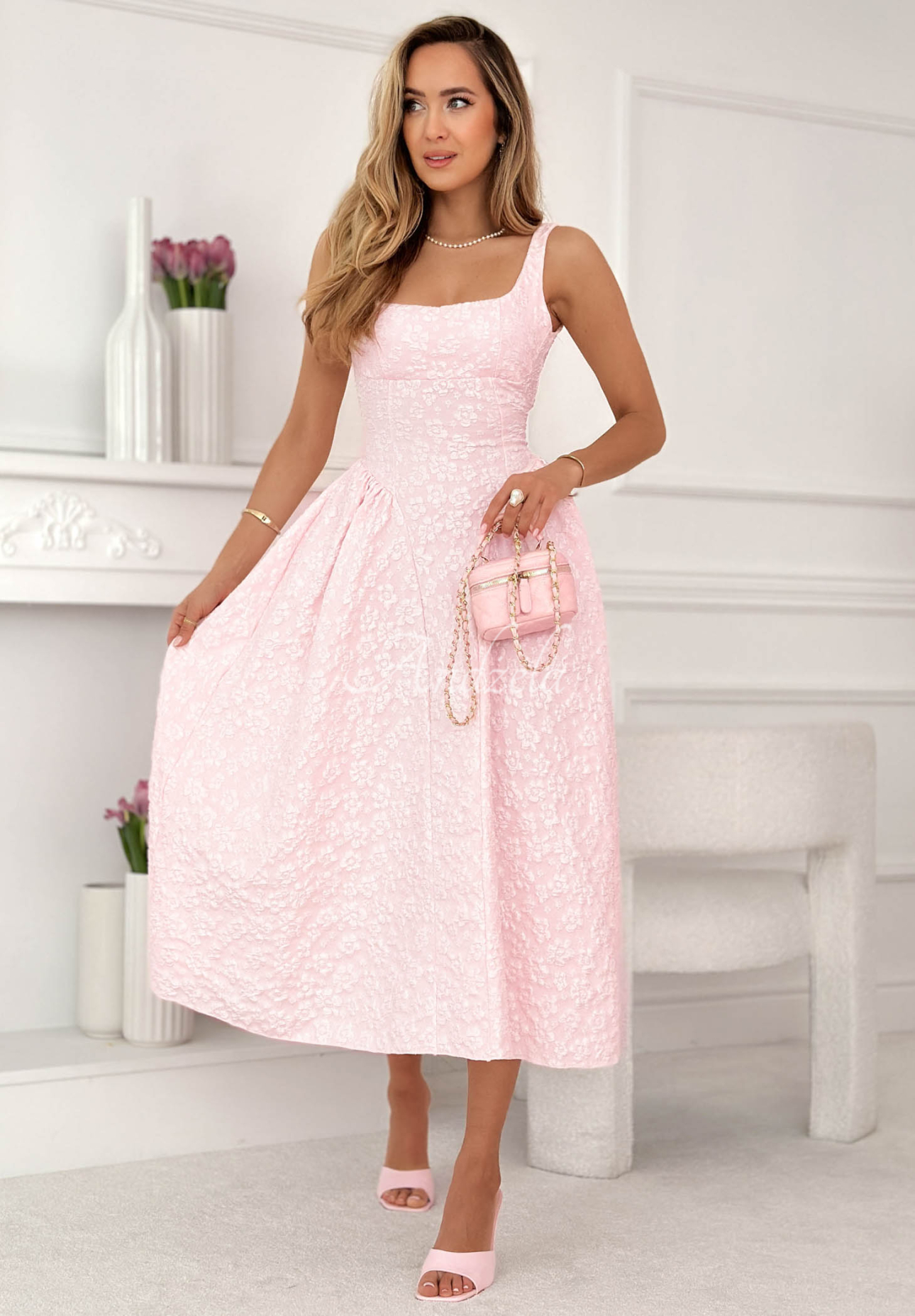 Rozšířené šaty midi se čtvercovým výstřihem Aurelie pudrová růžová