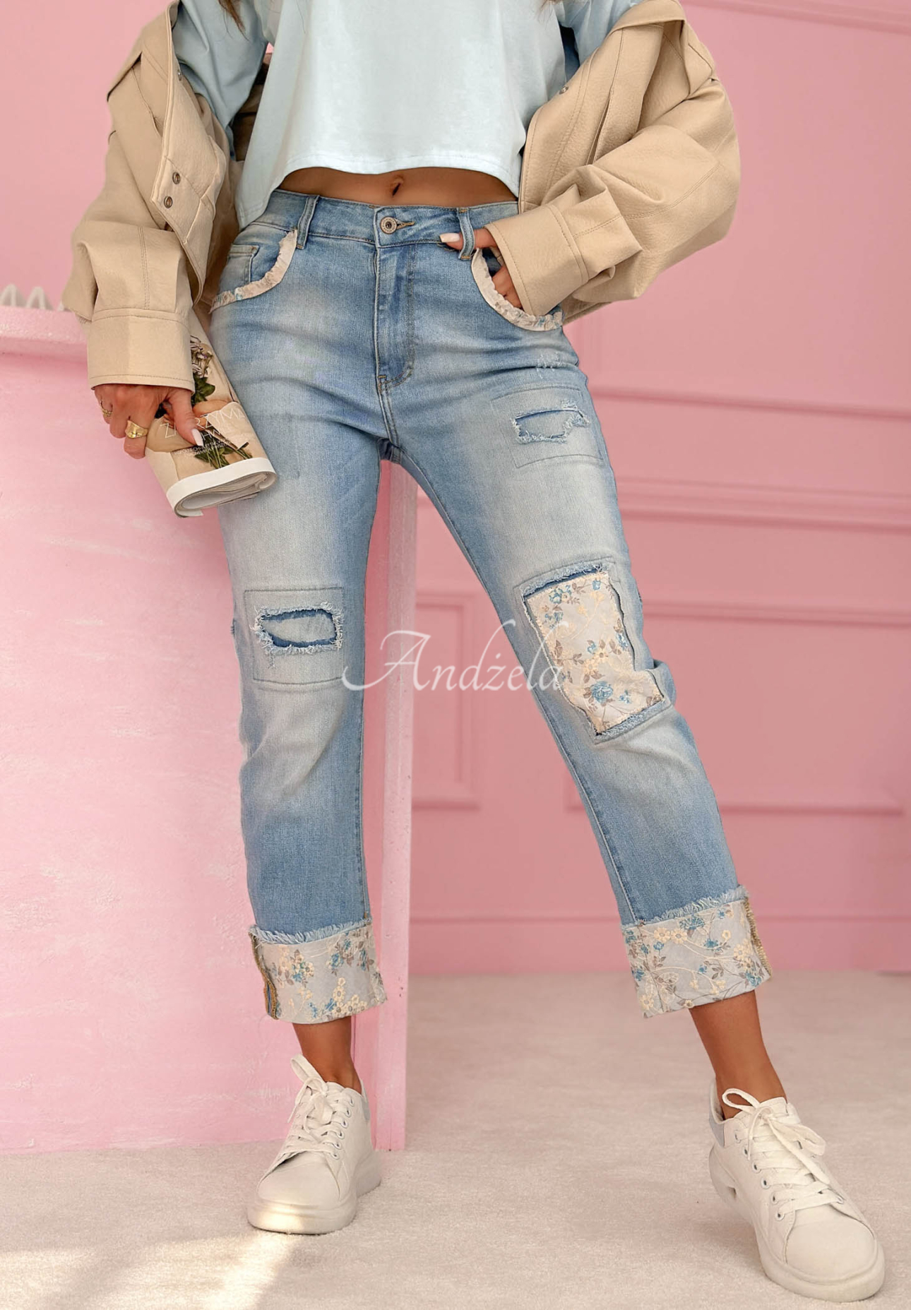 Džíny mom fit s nášivkami Come Back Again světle modré