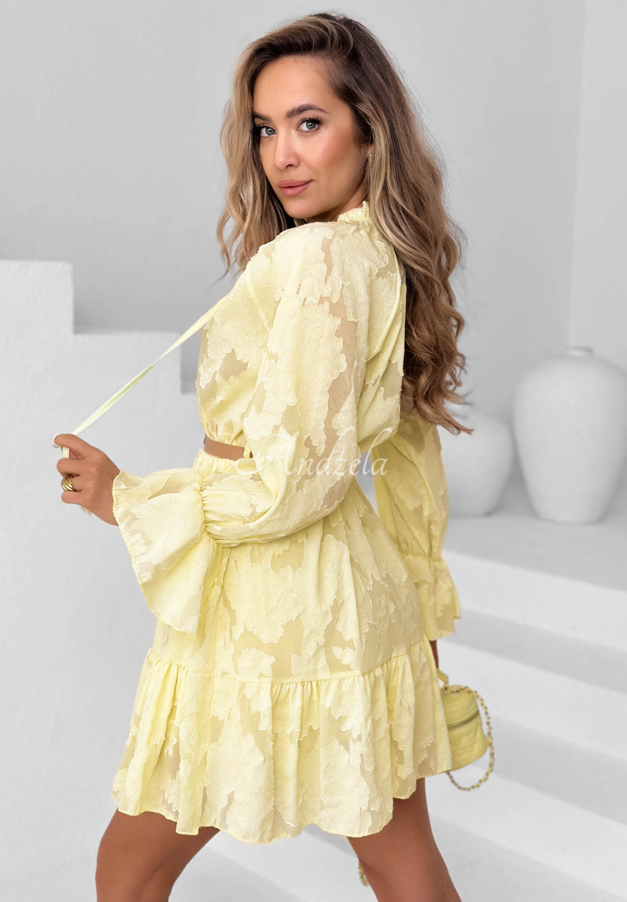 Mini šaty s volánky a páskem Abigail žlutá