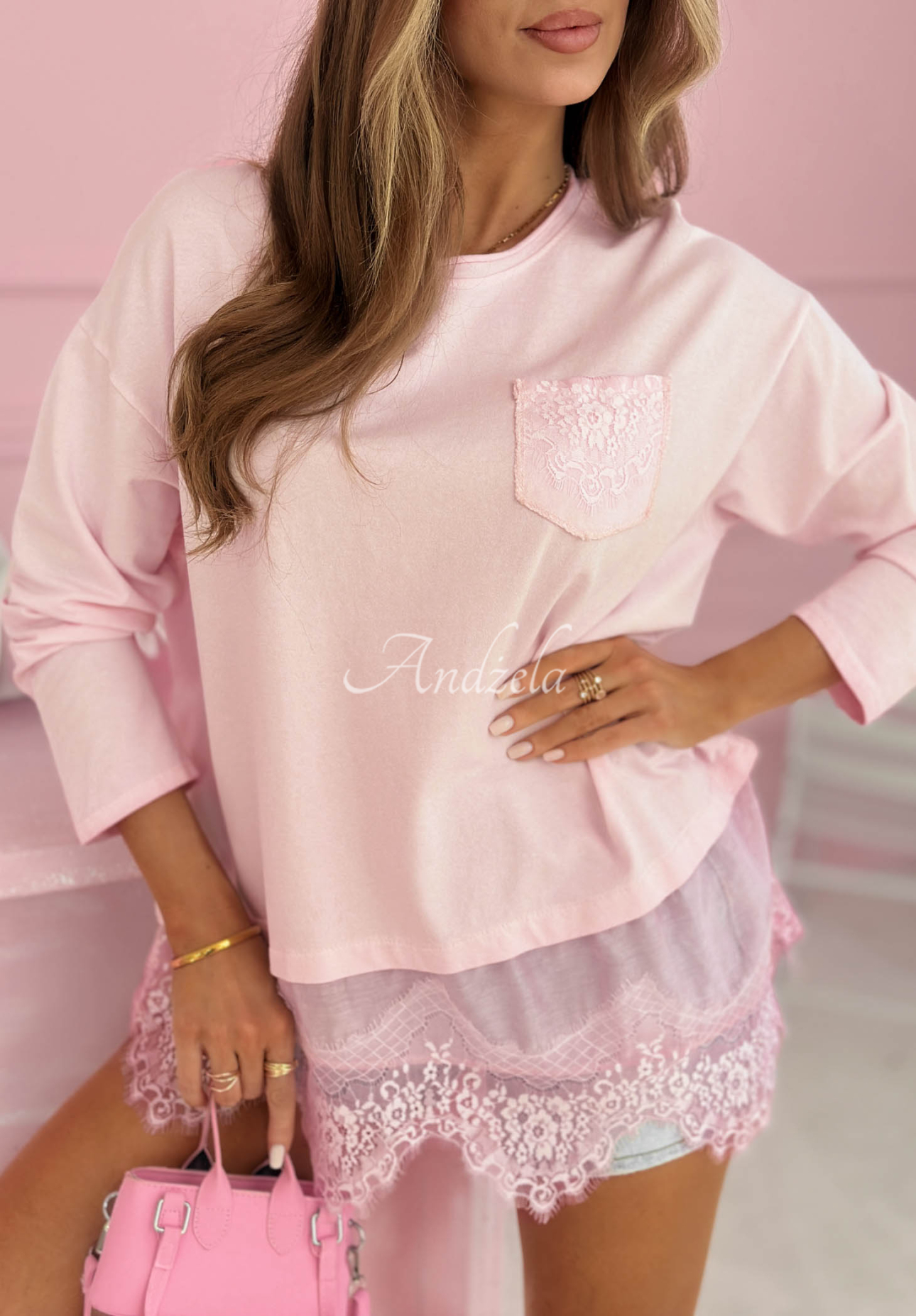 Bavlněná halenka s asymetrickou krajkou Lovely Choices pudrová růžová