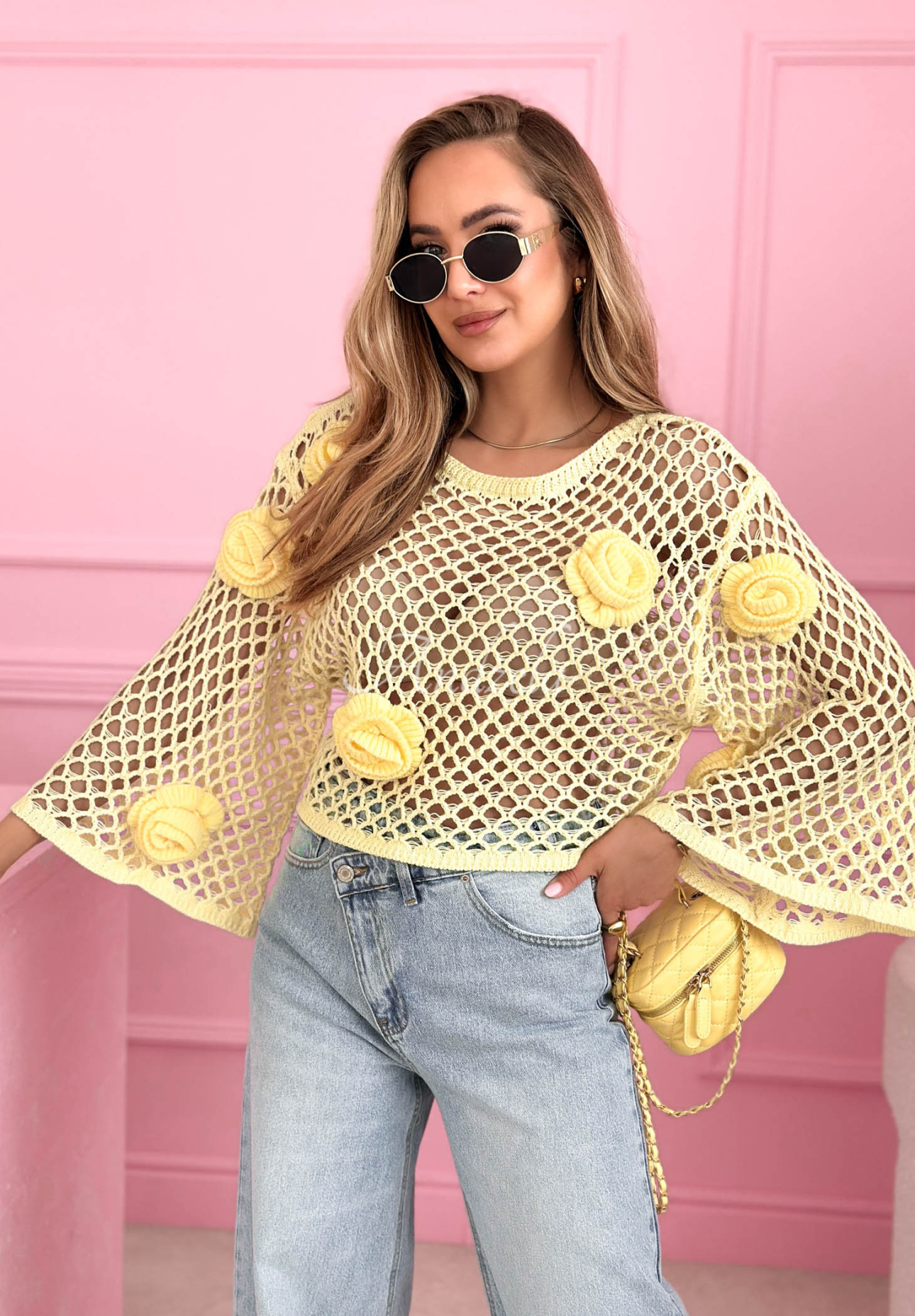 Krátký ažurový svetr s růžemi Summer Rose žlutá