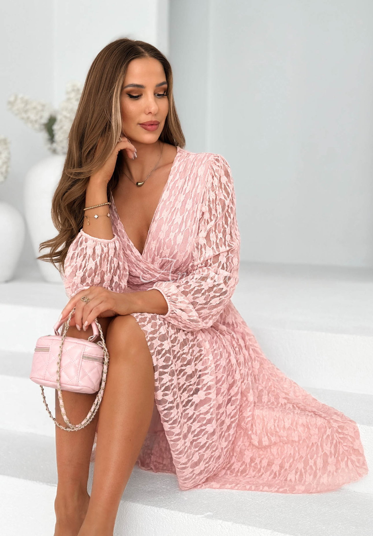 Krajkové šaty s řaseným pasem Good Moment pudrová růžová