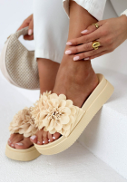 Žabky  na platformie z kwiatami Larissa béžové