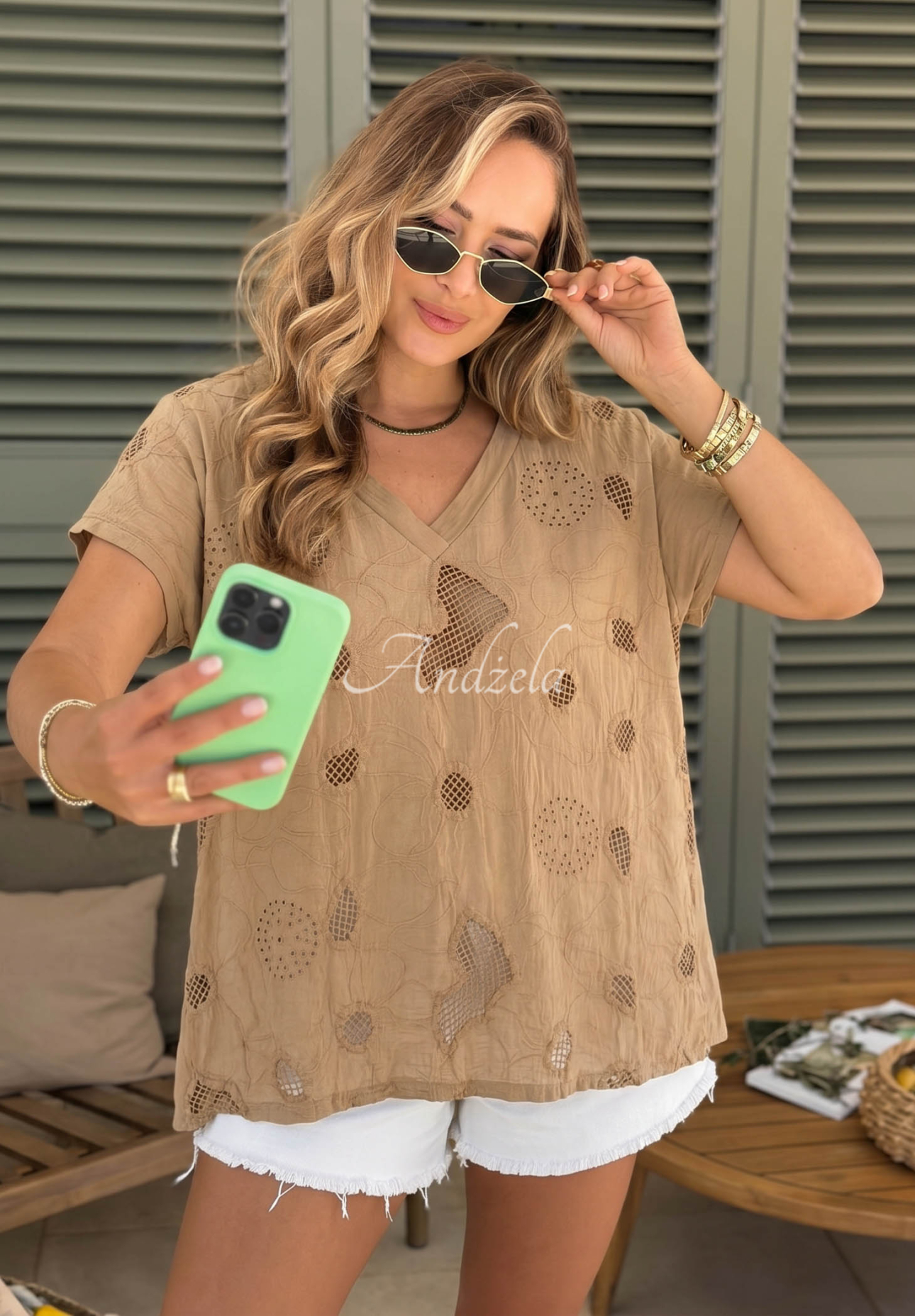 Ažurové bavlněné tričko s výstřihem Sol Riviera Mokka