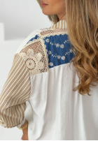 Košile oversize z haftami i paskami Salina Bílá