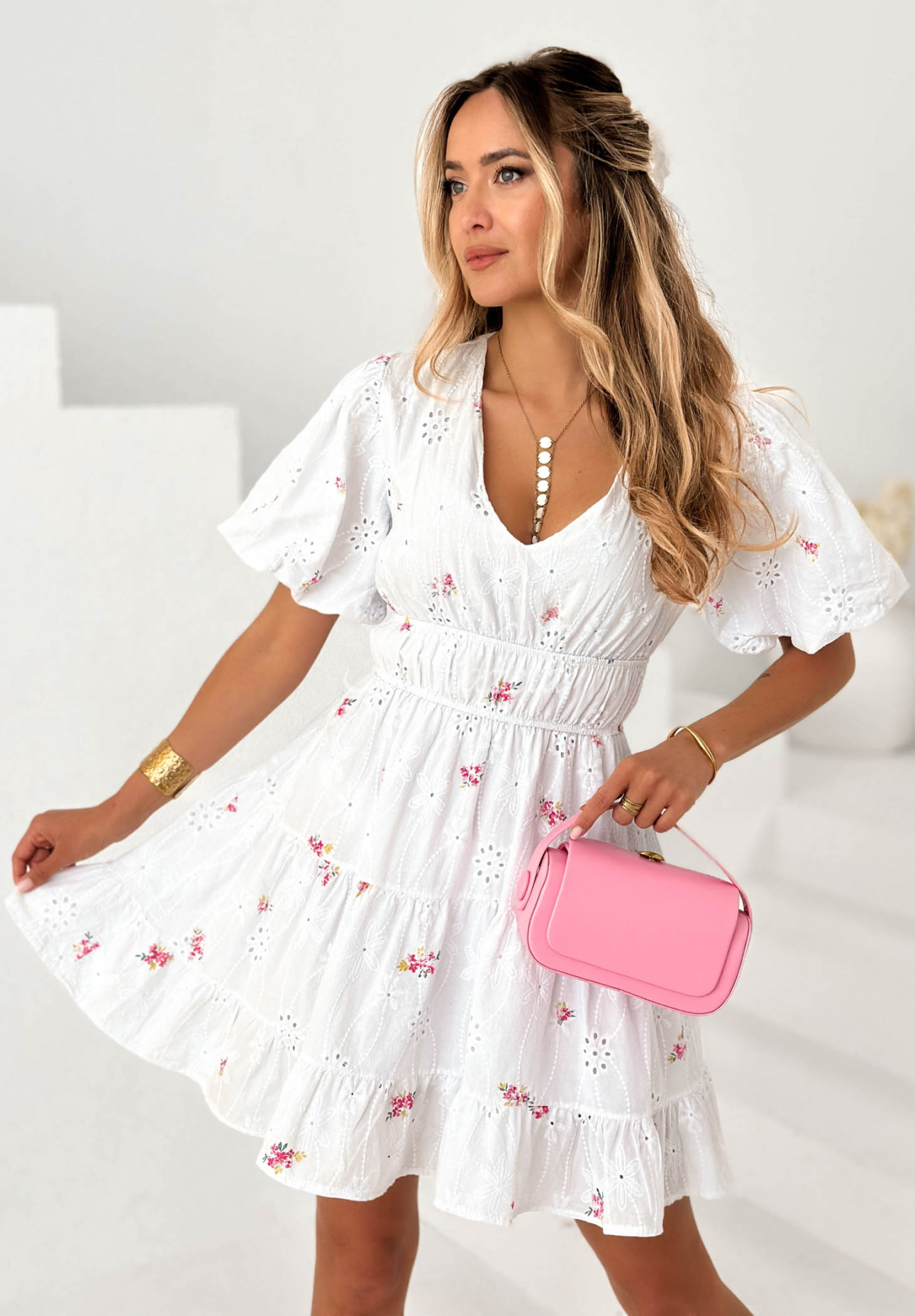 Ažurové mini šaty s nabíranými rukávy s květy z bavlny Miss Floria Bílá