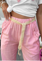 Kalhoty mom fit z paskiem i koronką Flora Villa žluté