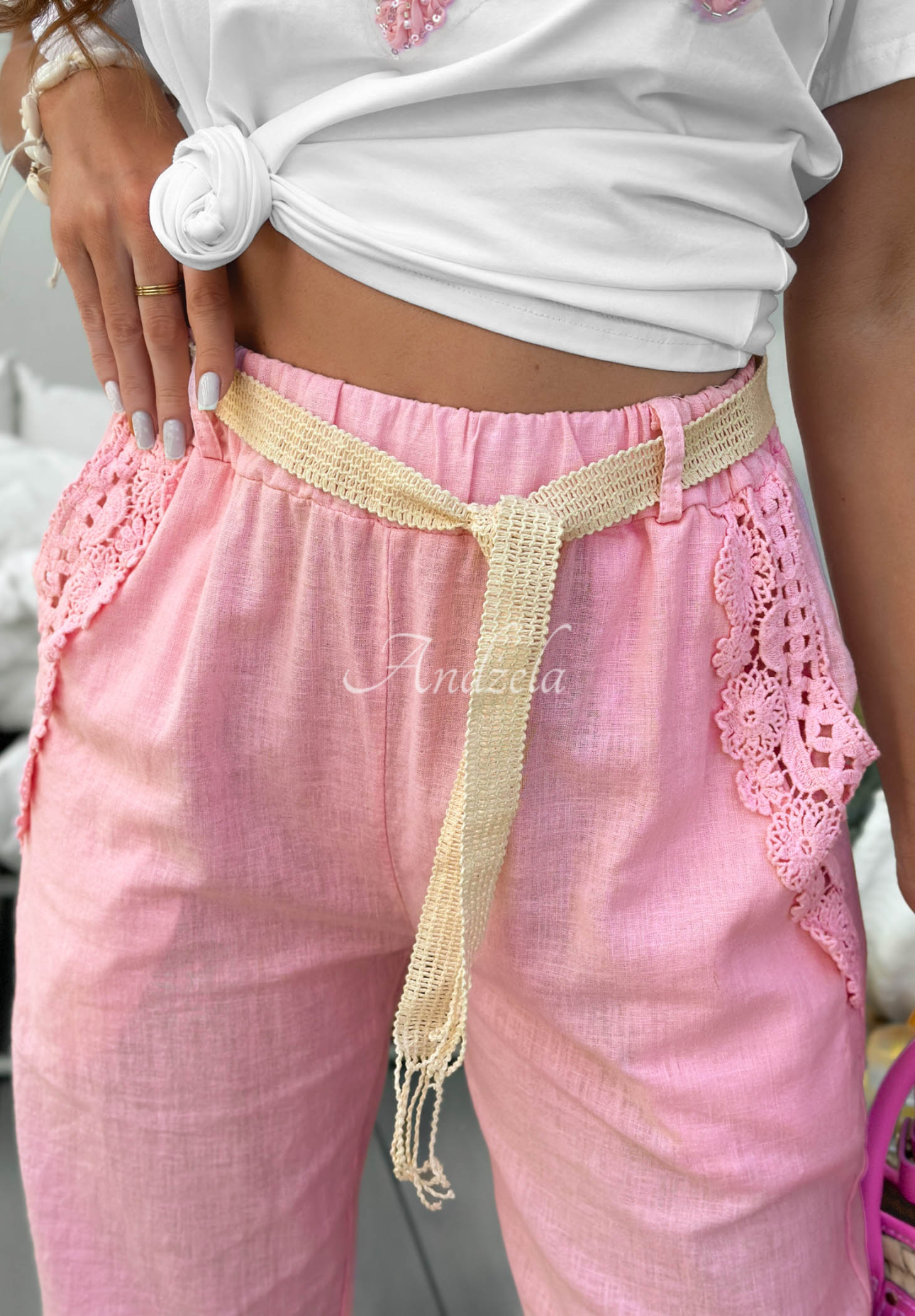 Lněné kalhoty mom fit s páskem a krajkou Flora Villa růžové
