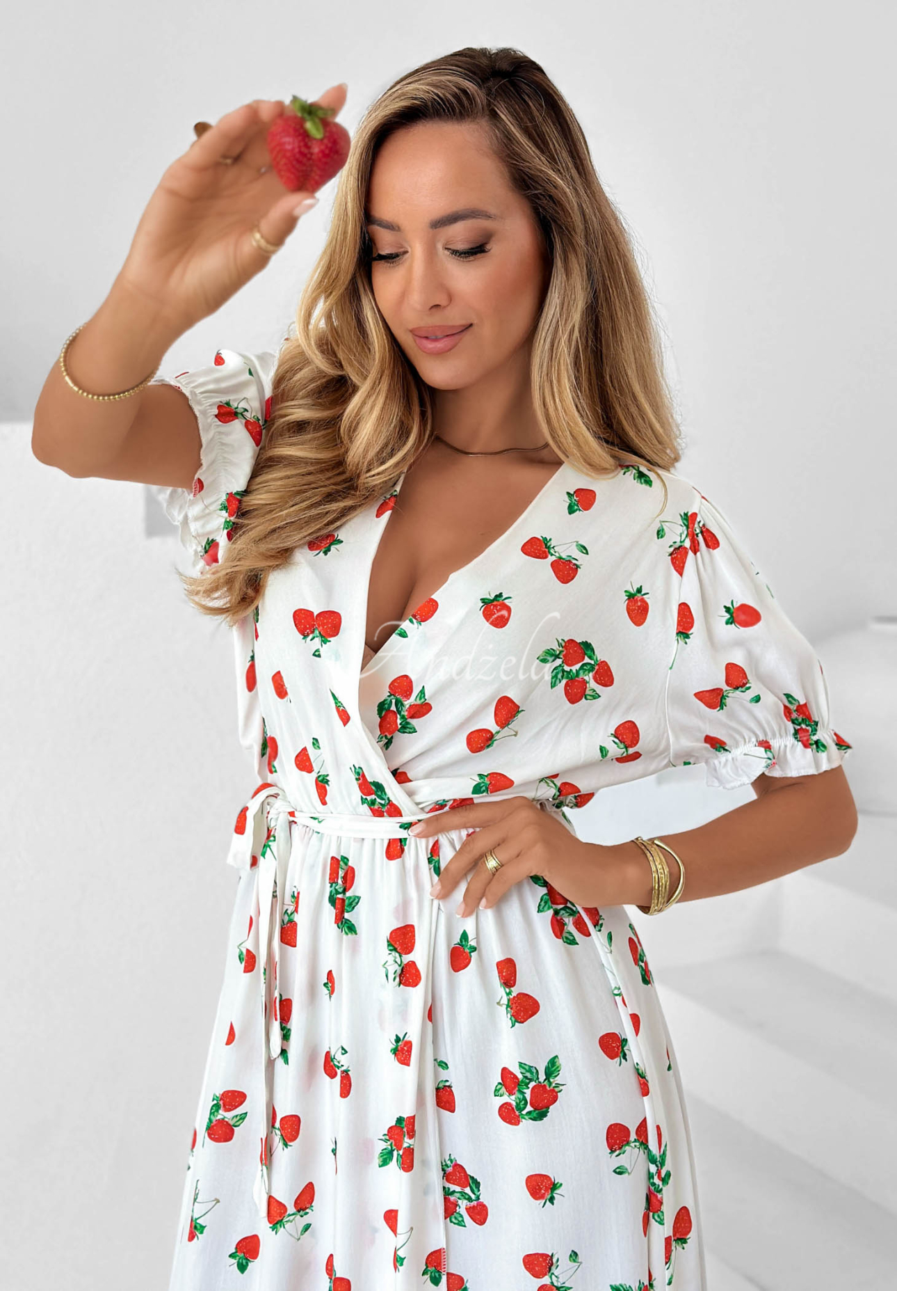 Viskózové midi šaty s páskem s jahodami Strawberry Kiss Bílá