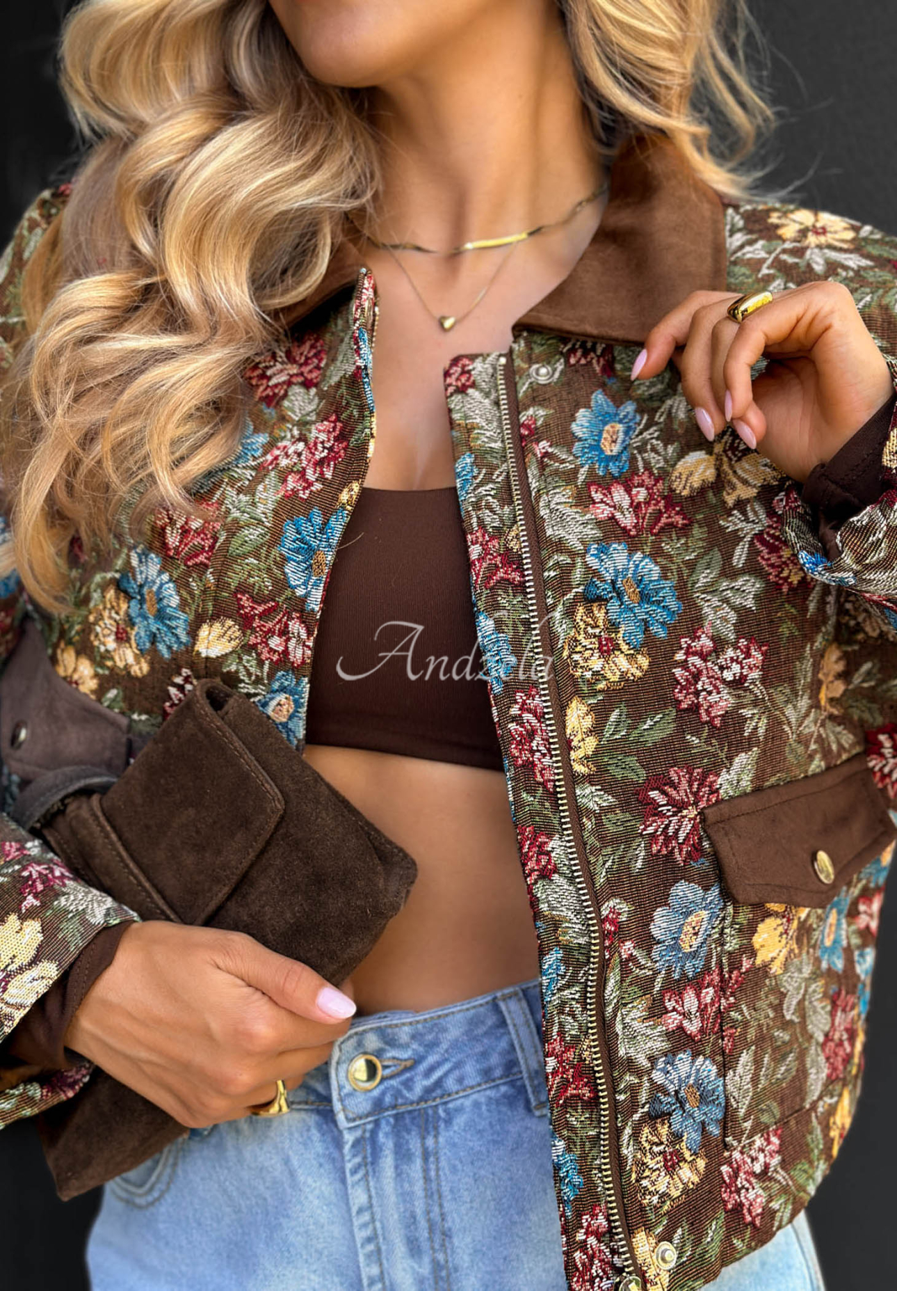 Krátká bavlněná bunda s květinovým vzorem a límečkem Floral Charm hnědá