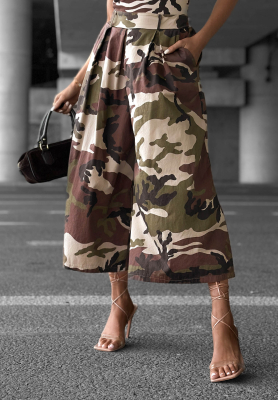 L&aacute;tkov&eacute; kalhoty wide leg se sklady a mask&aacute;čov&yacute;m vzorem Wild Energy khaki