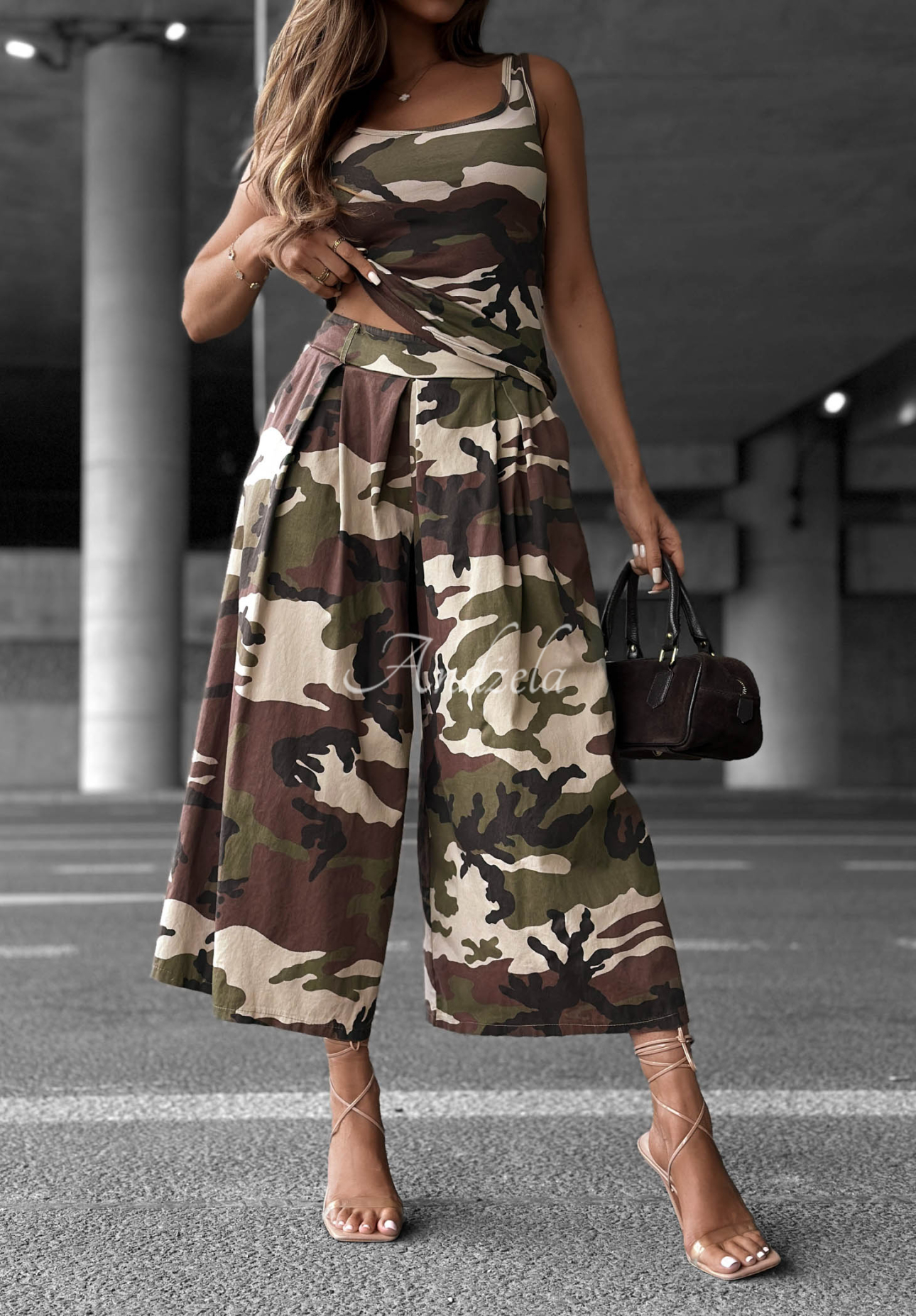 Látkové kalhoty wide leg se sklady a maskáčovým vzorem Wild Energy khaki