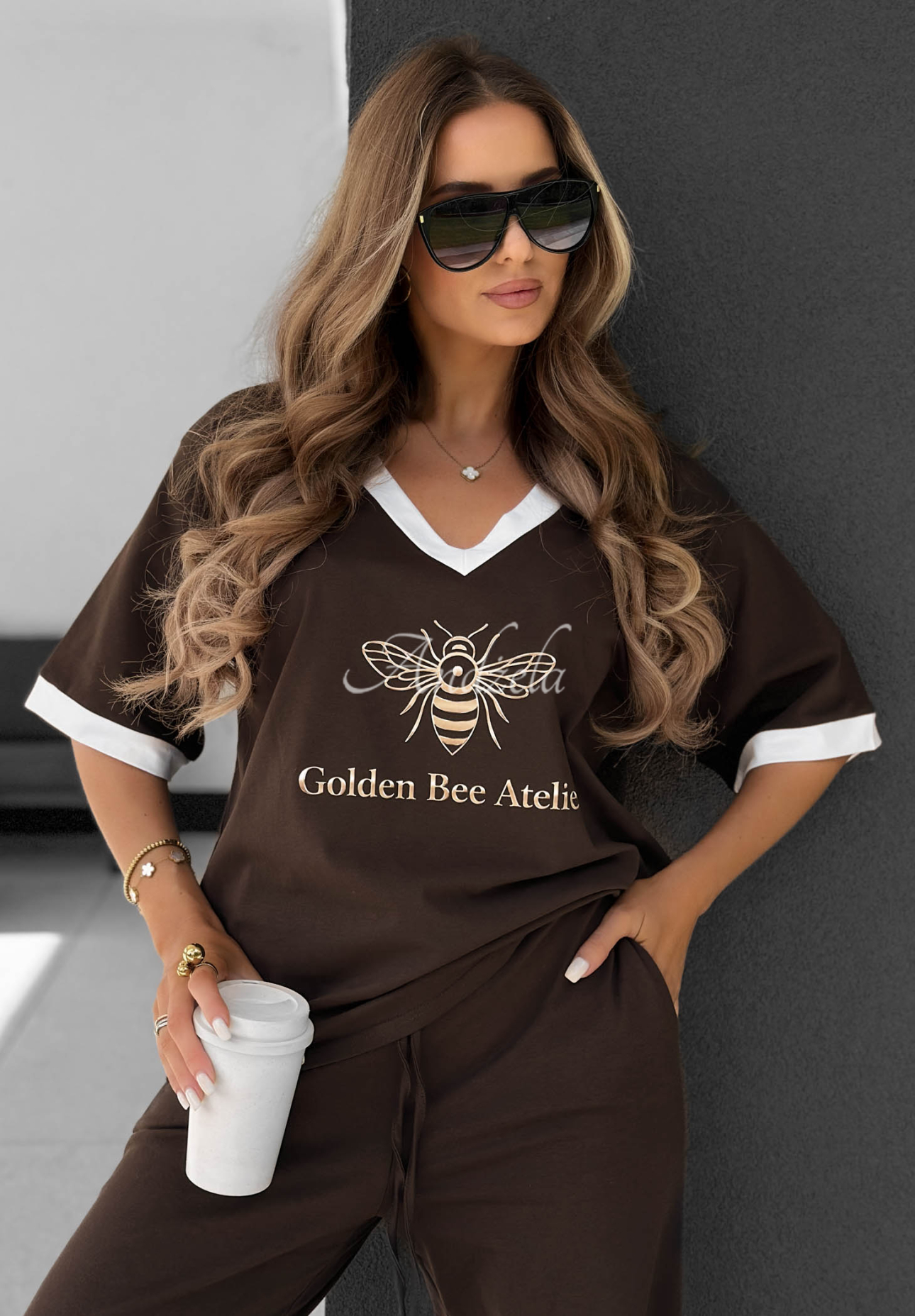 Bavlněné tričko s potiskem Golden Bee Atelier čokoládový