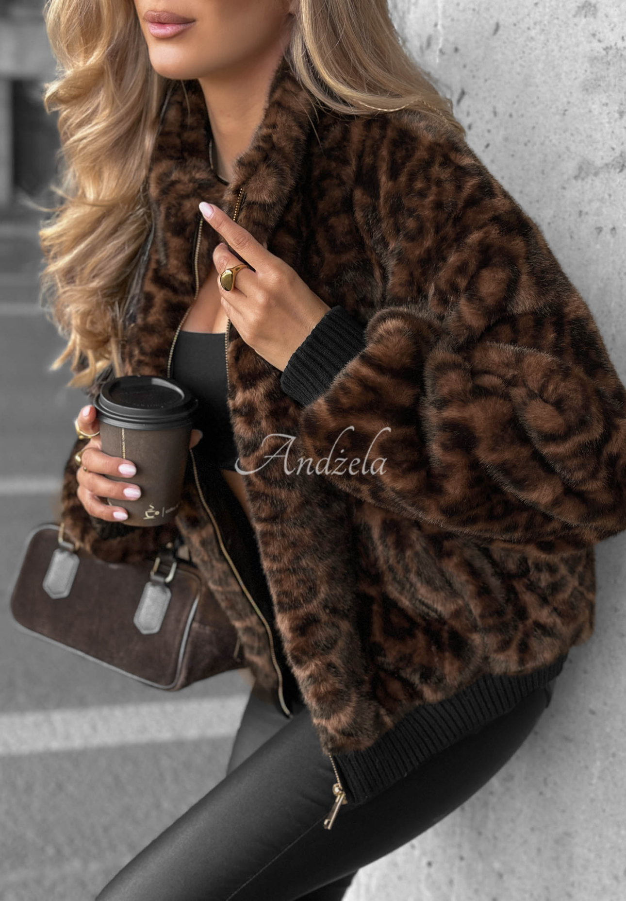 Krátký kožešinový kabátek s leopardím vzorem Cozy Leopard černá