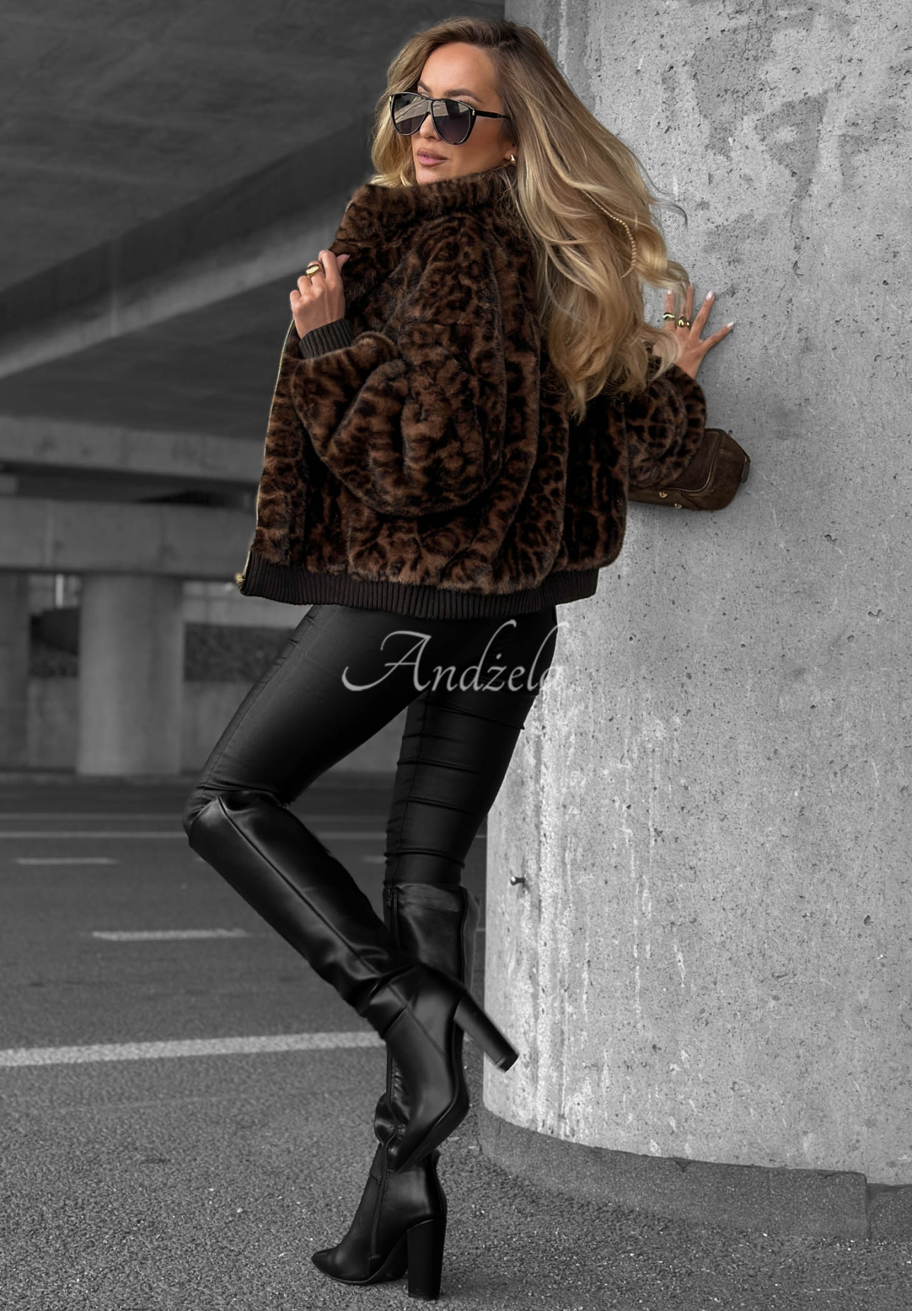 Krátký kožešinový kabátek s leopardím vzorem Cozy Leopard černá