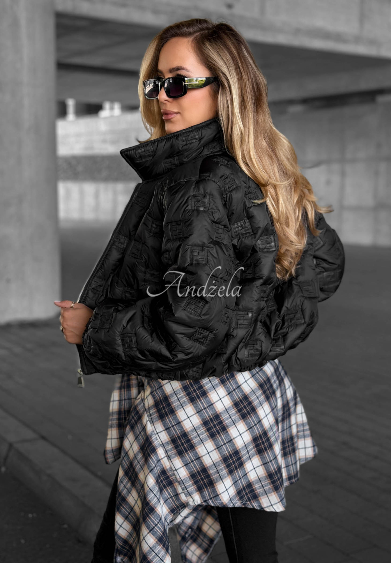 Krátká prošívaná bunda s límečkem Worth Waiting černá