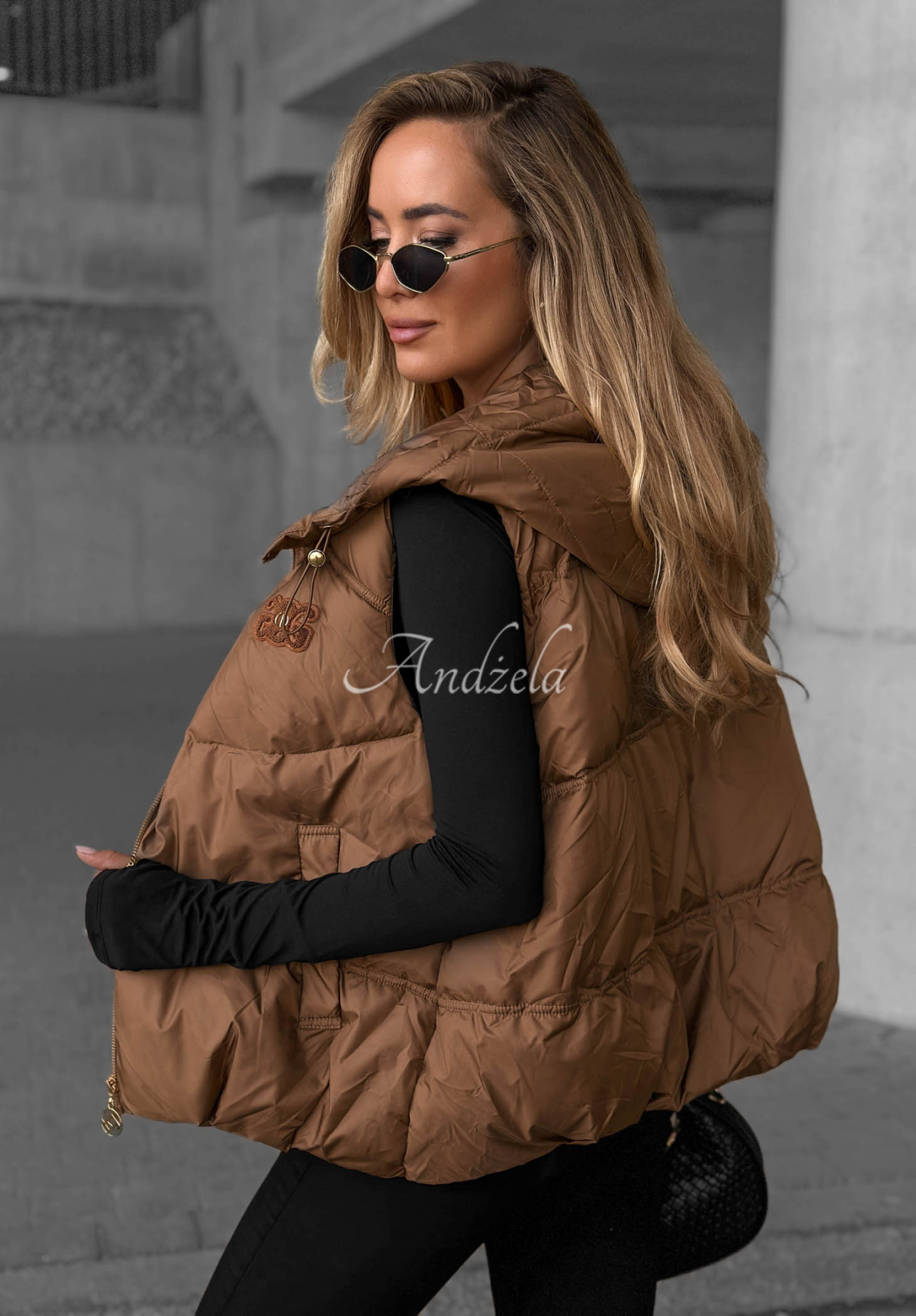Prošívaná vesta s kapucí Cinnamon Sky velbloudí