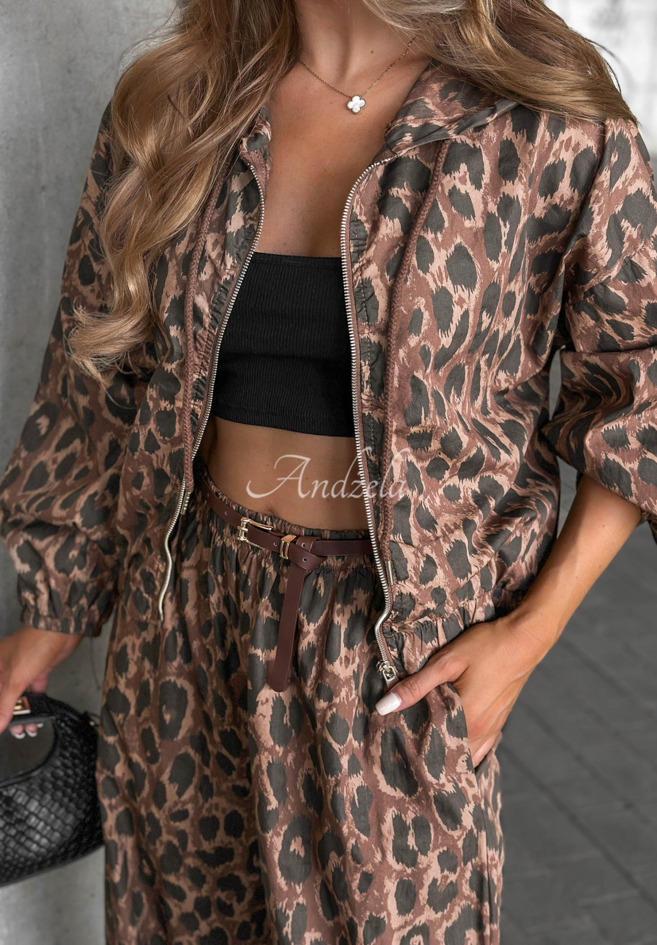 Souprava bavlněné bundy typu bomber a tepláků s leopardím vzorem Fall Essence čokoládový