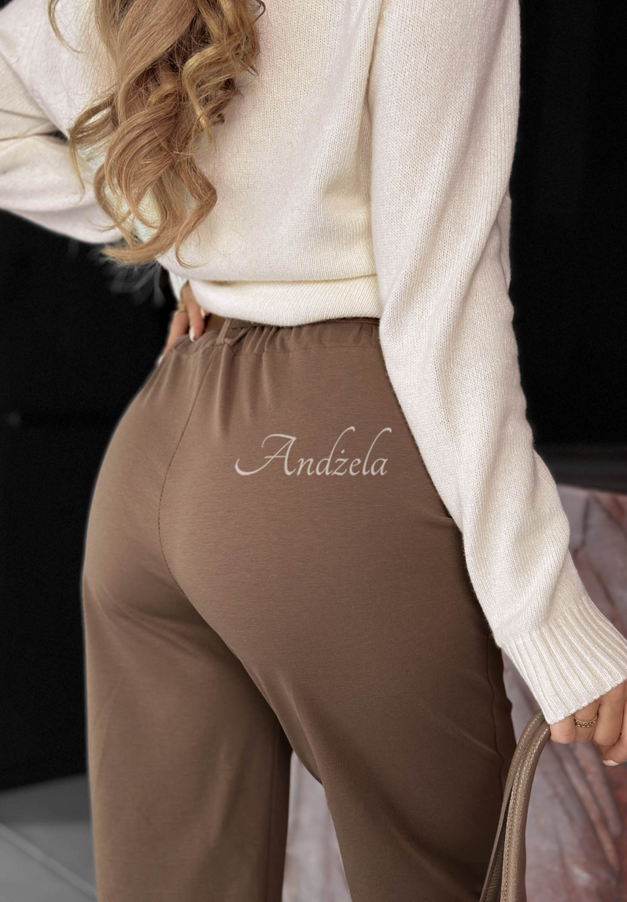 Bavlněné kalhoty mom fit s viskózou a páskem Urban Grace Mokka
