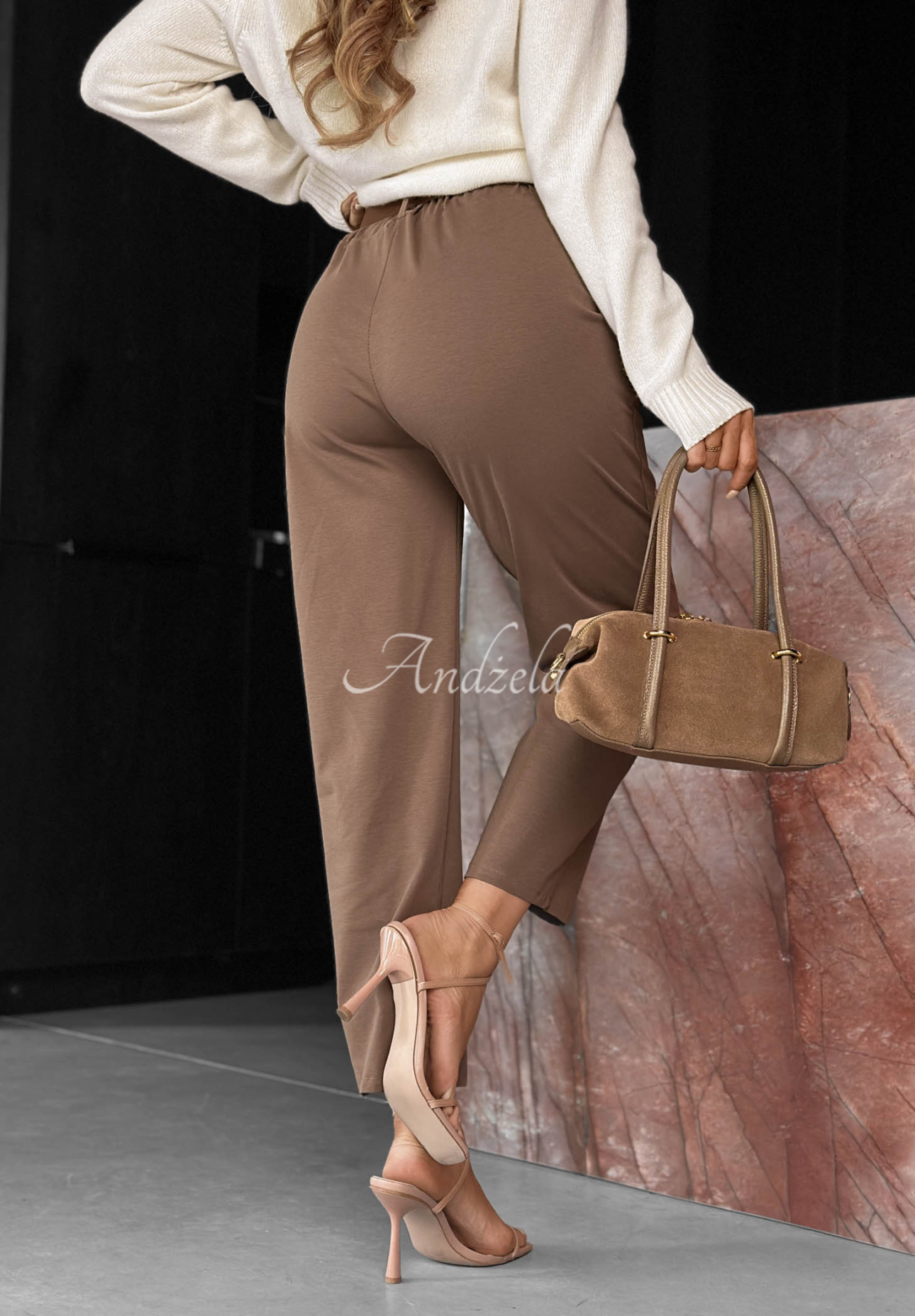 Bavlněné kalhoty mom fit s viskózou a páskem Urban Grace Mokka