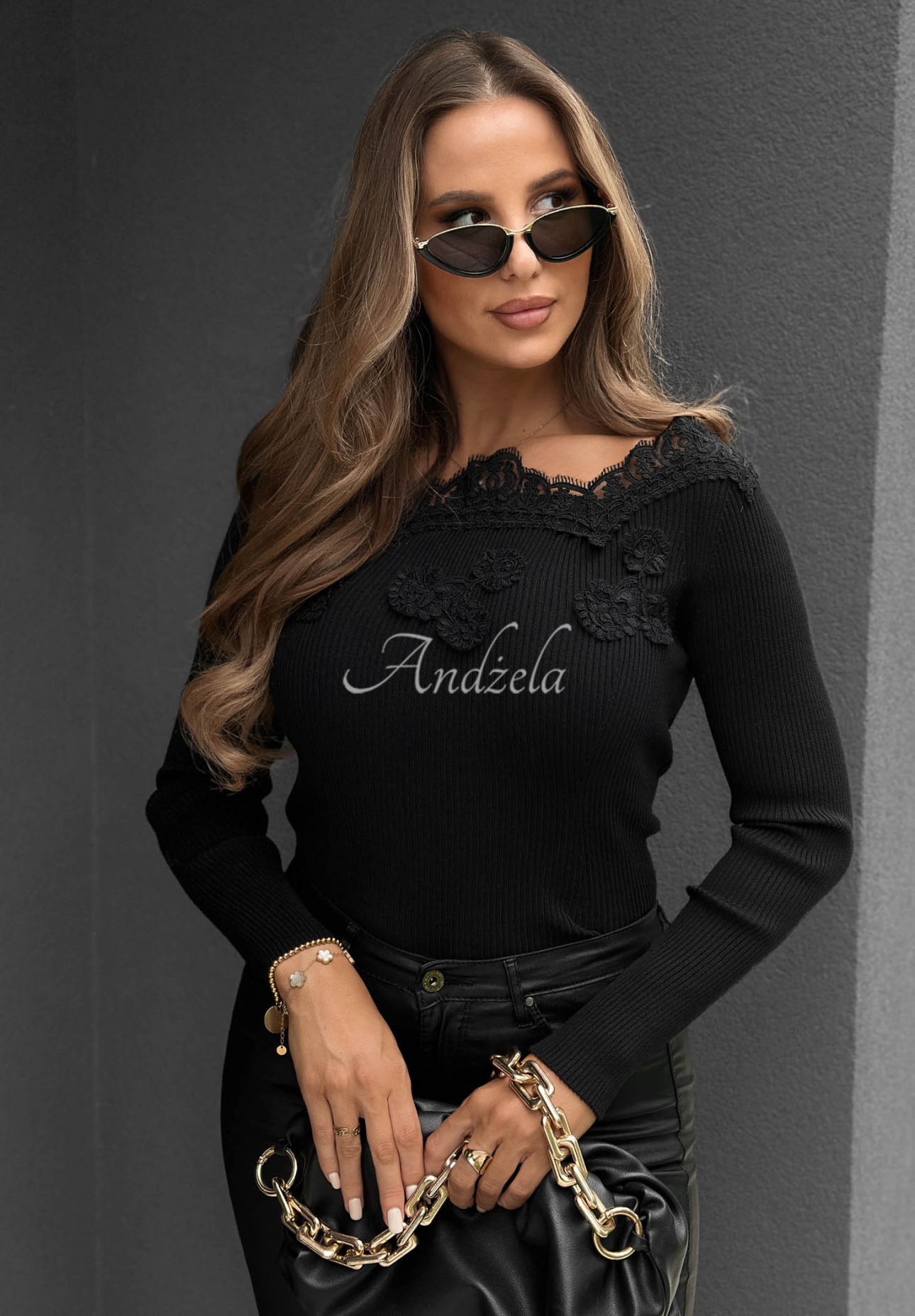 Žebrovaná viskózová halenka off shoulder s výšivkami Pure Grace černá