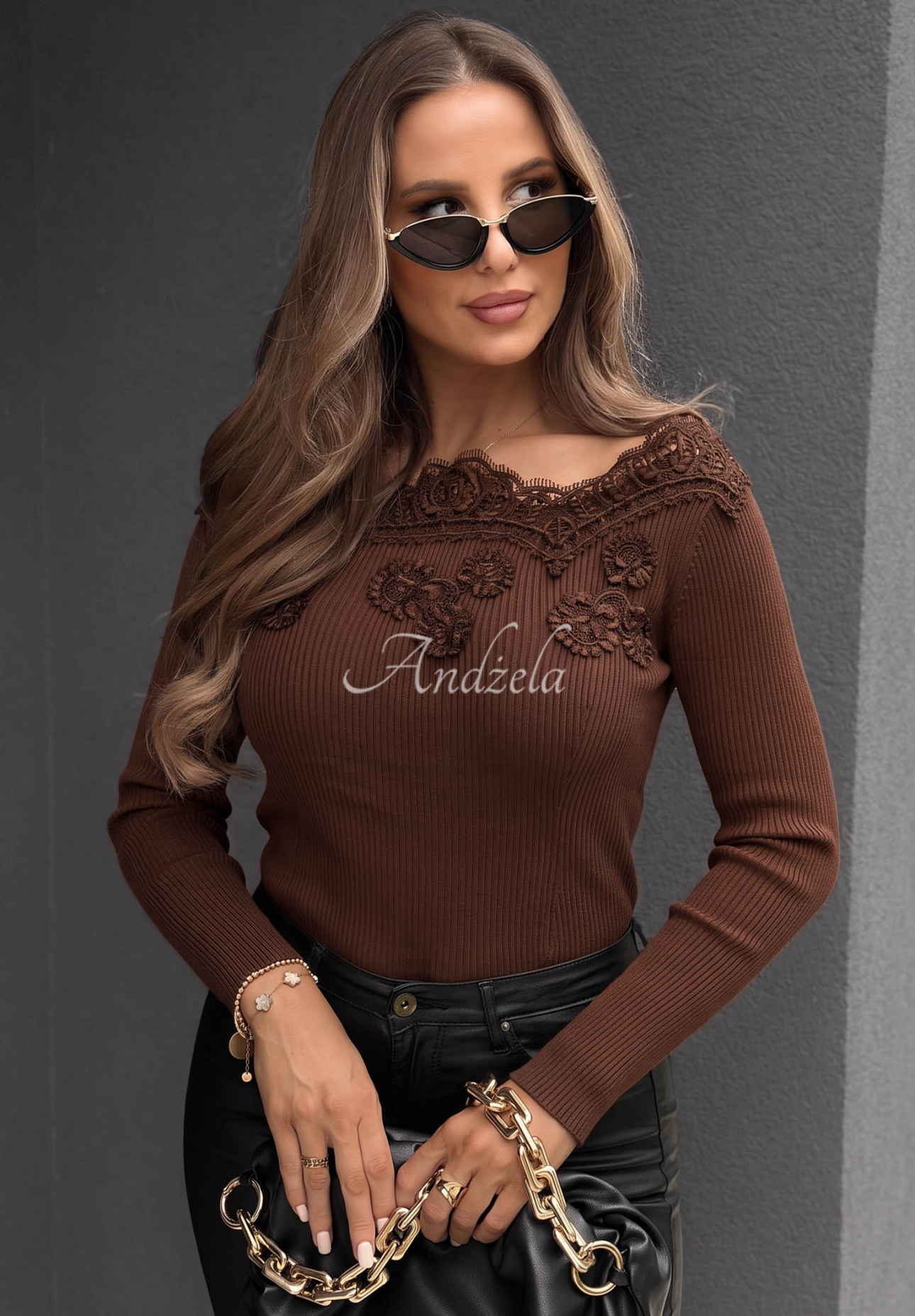 Žebrovaná viskózová halenka off shoulder s výšivkami Pure Grace čokoládová