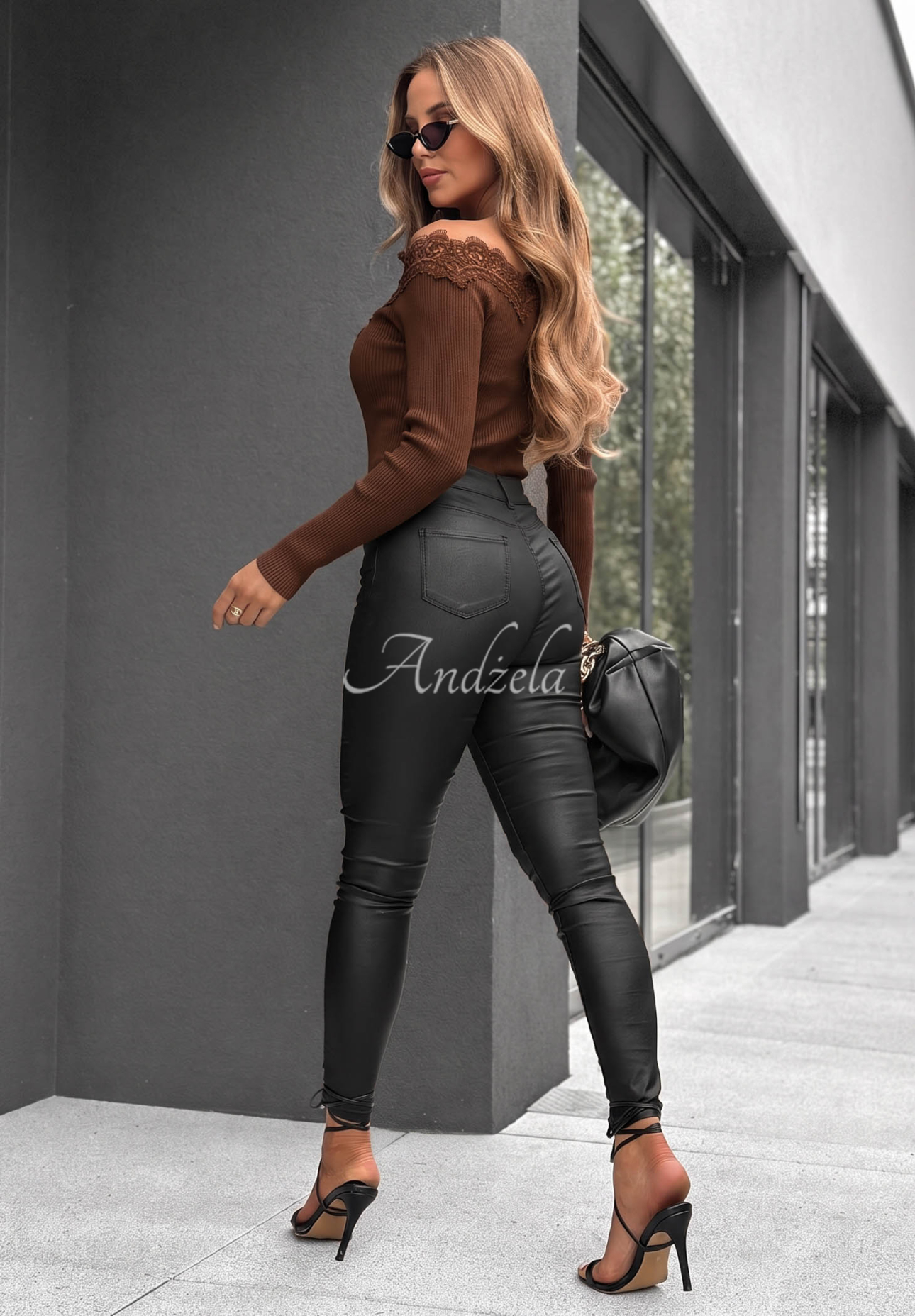 Žebrovaná viskózová halenka off shoulder s výšivkami Pure Grace čokoládová