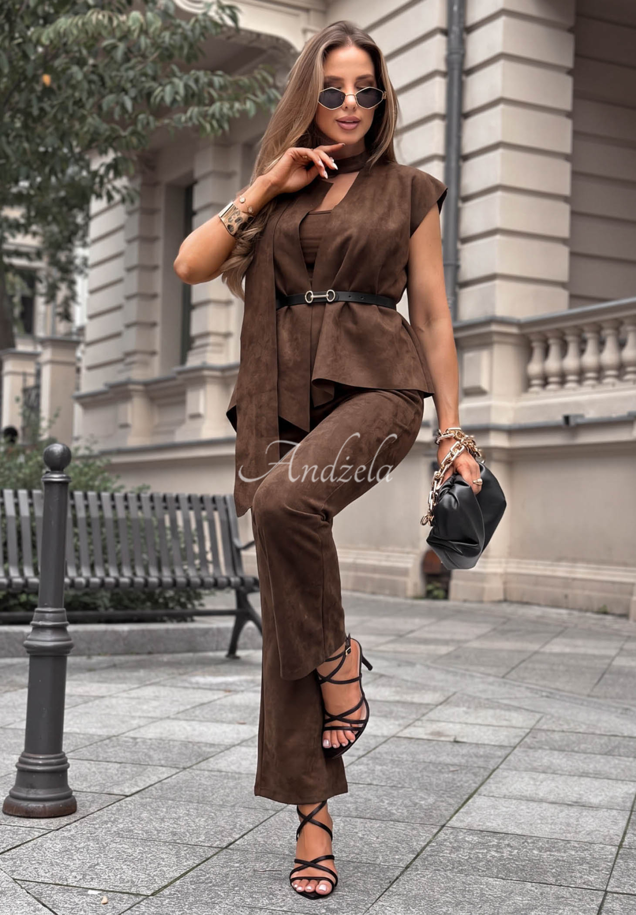 Elegantní semišová souprava vesta a kalhoty Autumn Atelier čokoládový