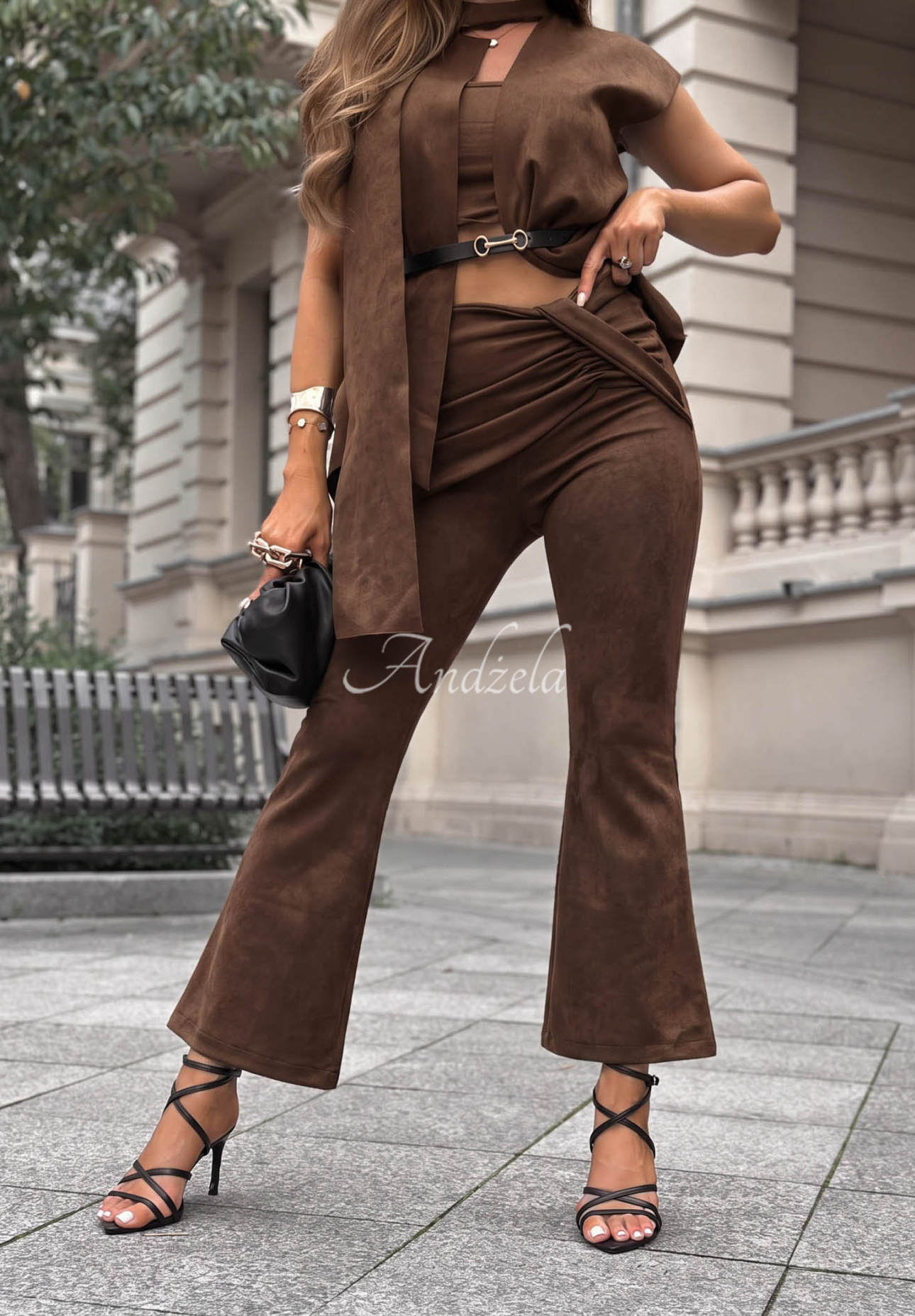 Elegantní semišová souprava vesta a kalhoty Autumn Atelier čokoládový