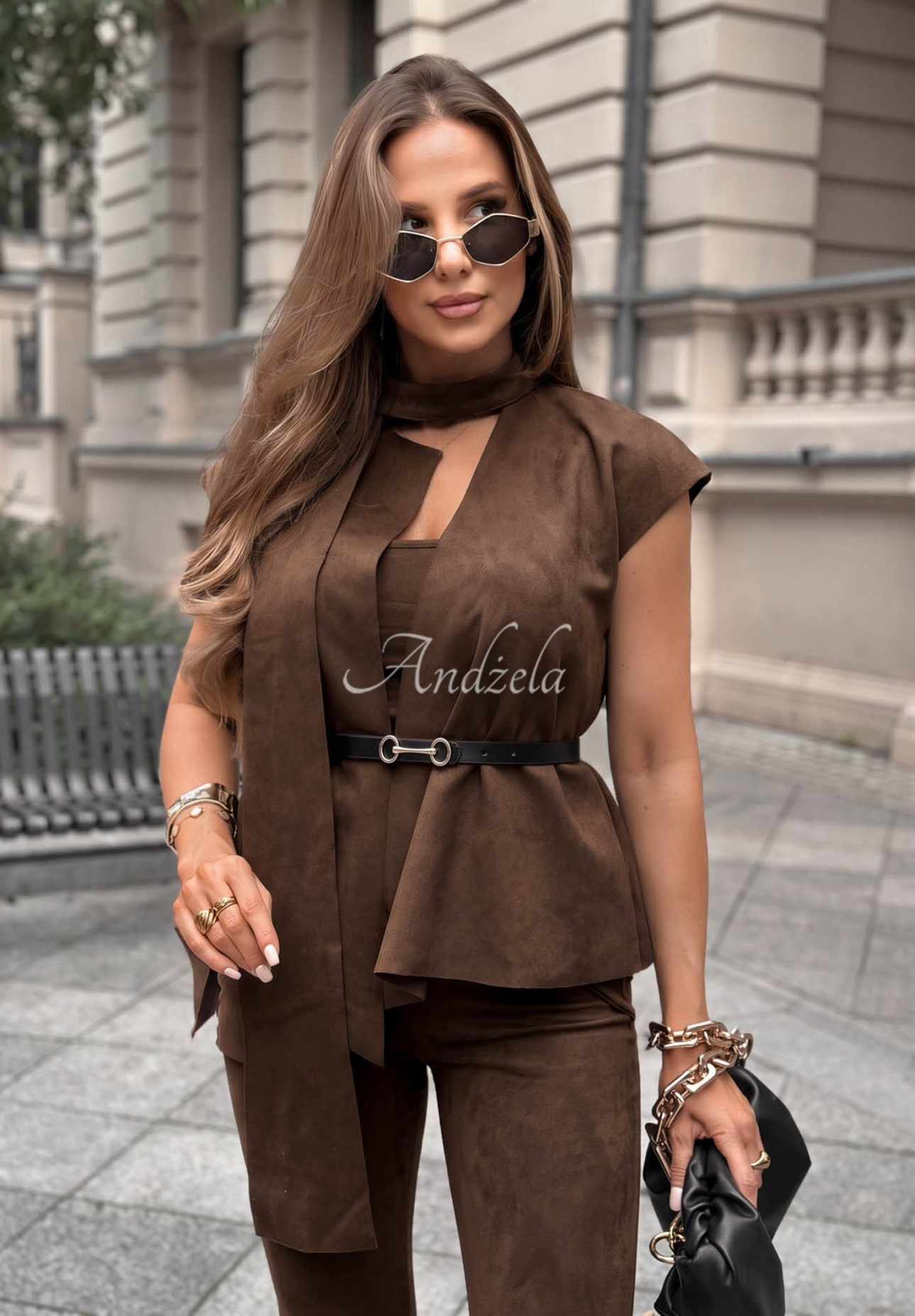 Elegantní semišová souprava vesta a kalhoty Autumn Atelier čokoládový