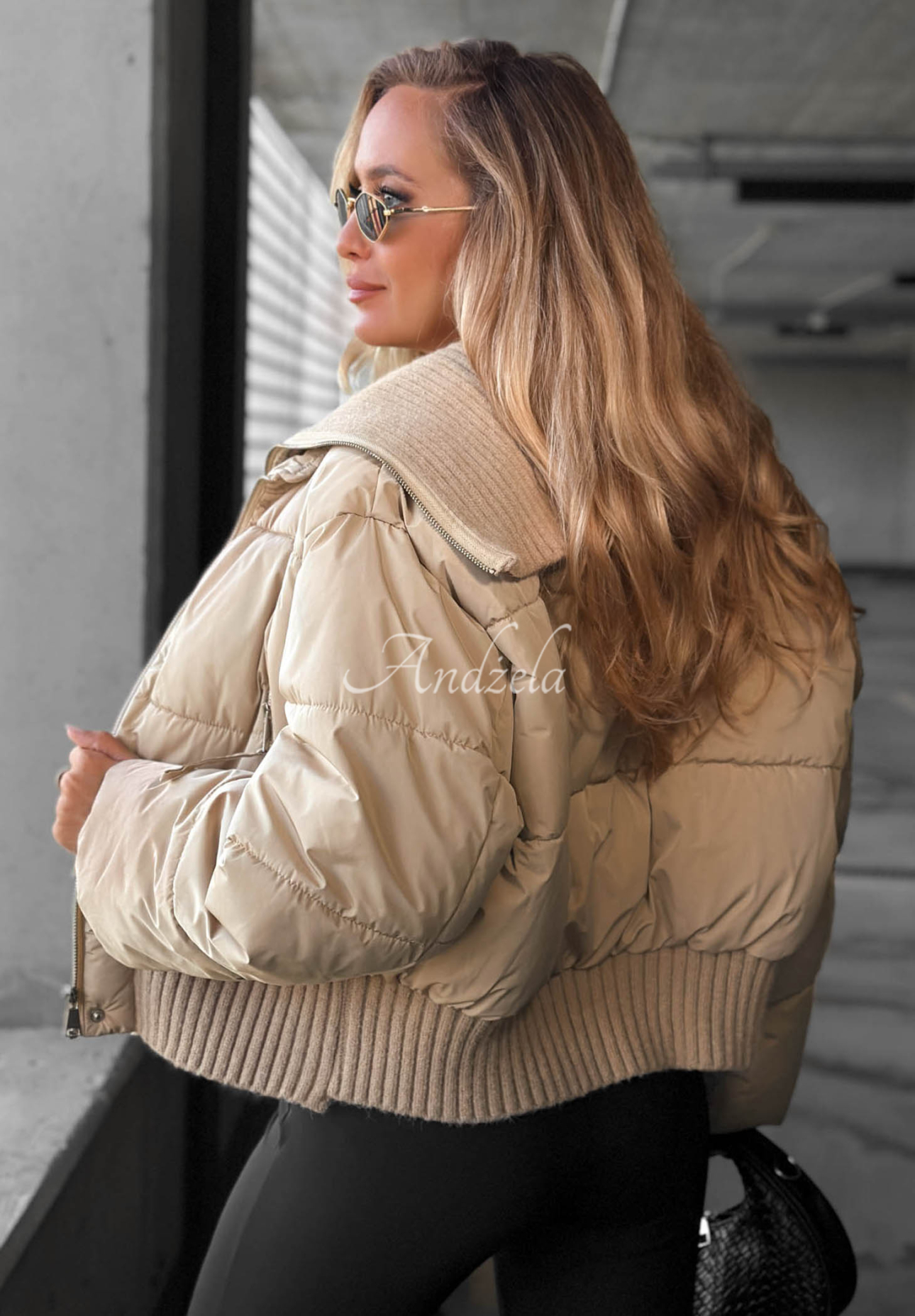 Krátká prošívaná bunda s látkovým límcem Simple Layer béžová