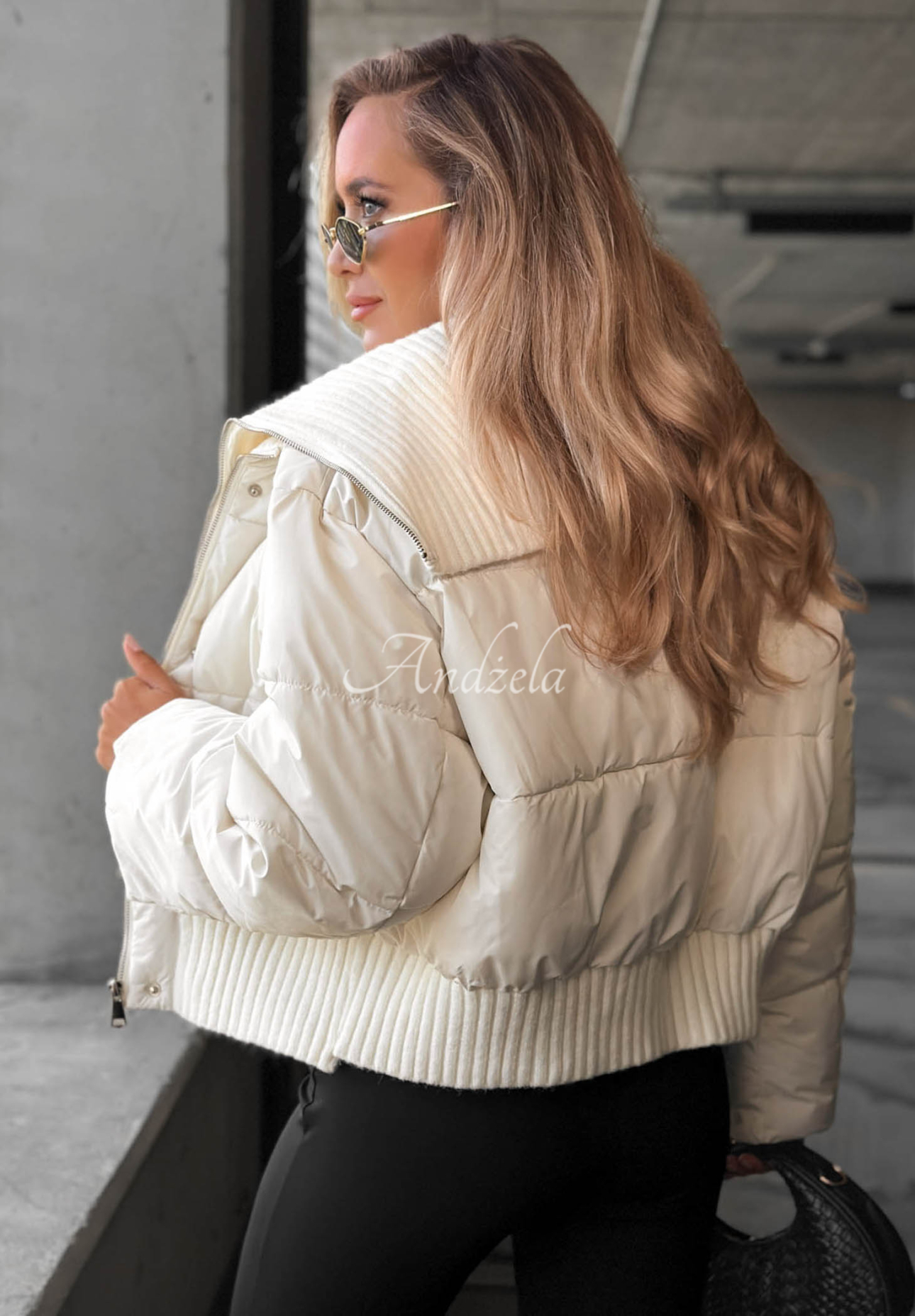 Krátká prošívaná bunda s látkovým límcem Simple Layer ecru