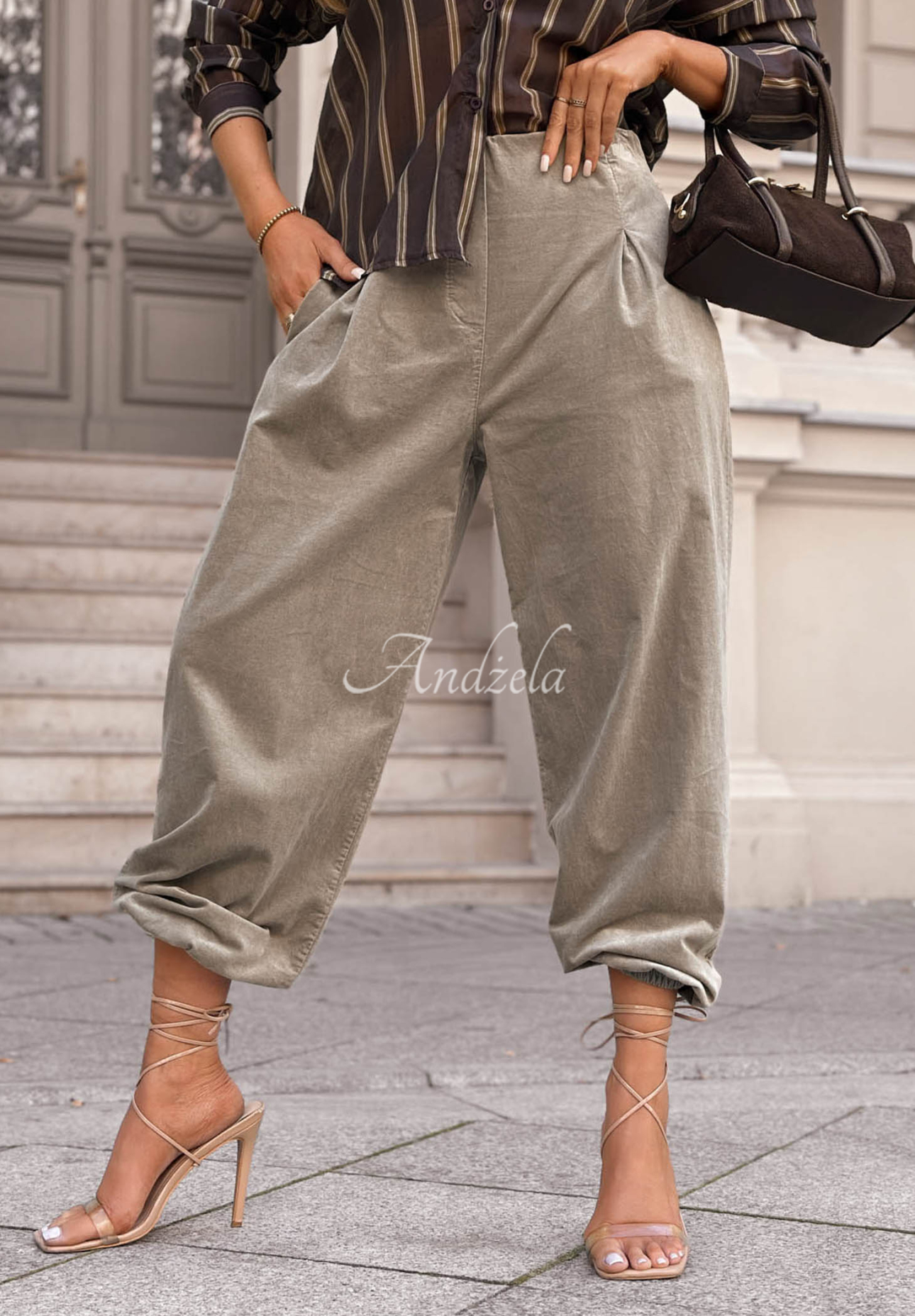 Velurové bavlněné kalhoty jogger September Edit béžové