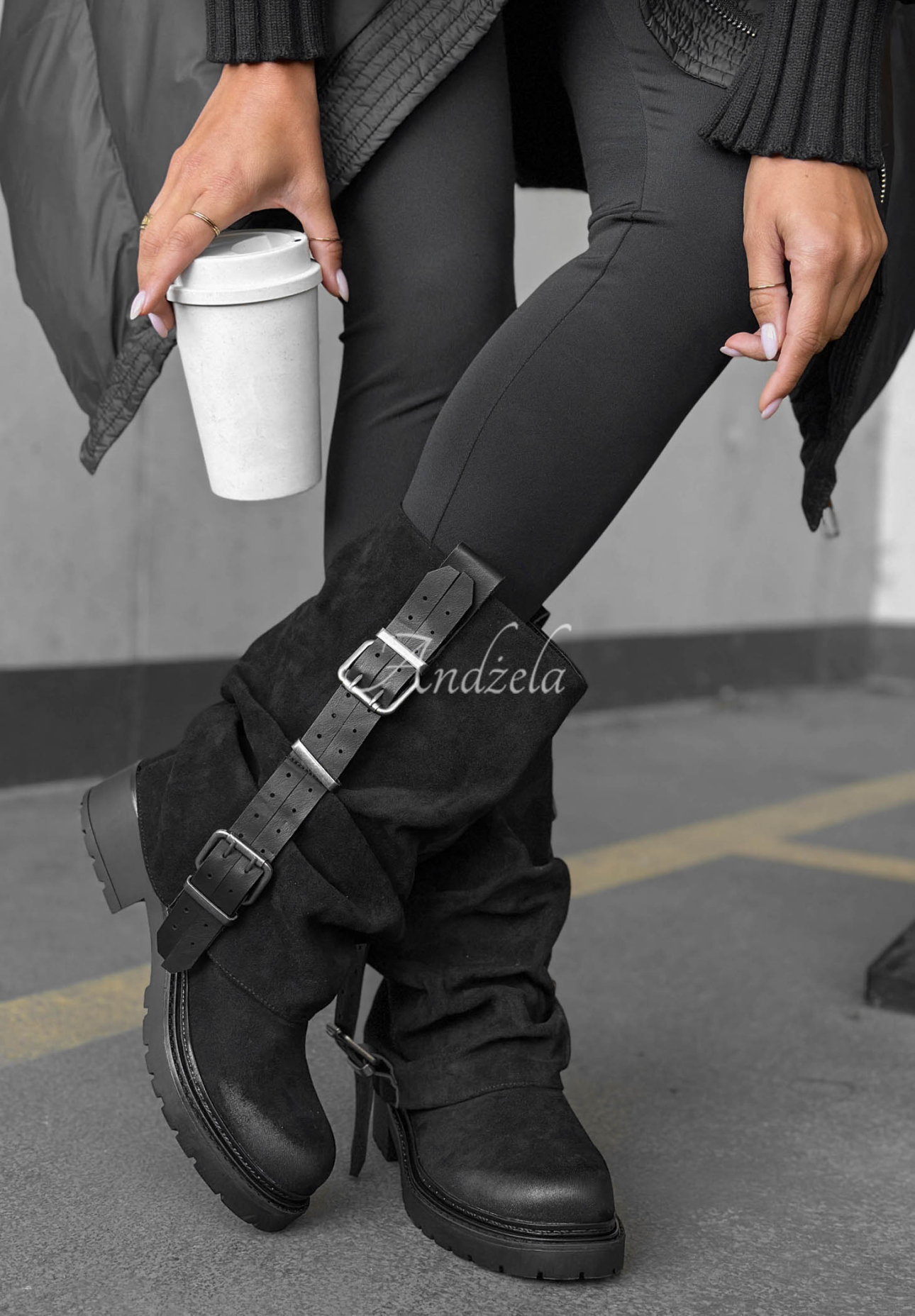 Semišové biker kotníkové boty s přezkami Modern Way černé