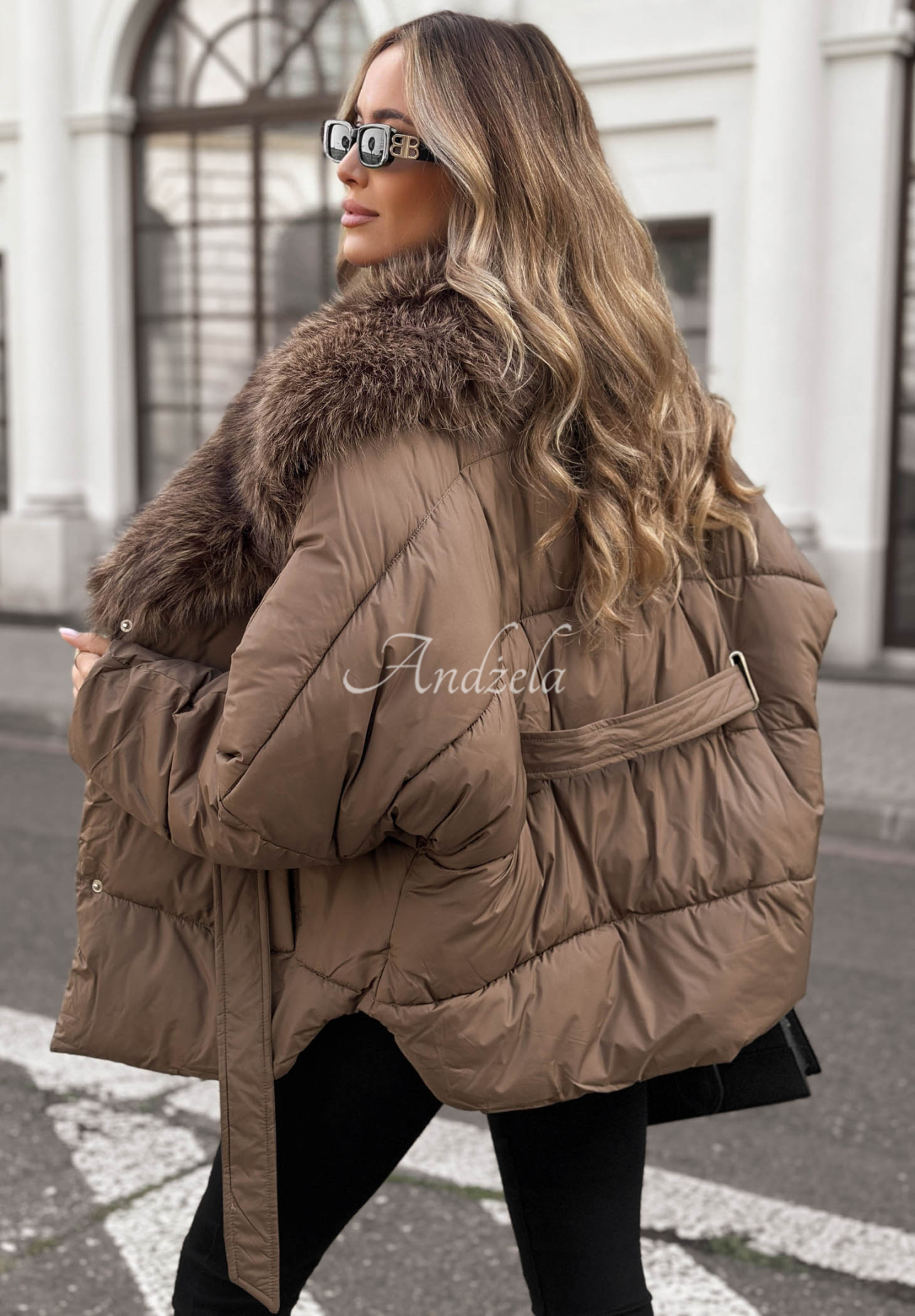 Prošívaná bunda s kožíškem a páskem Cinnamon Touch čokoládová
